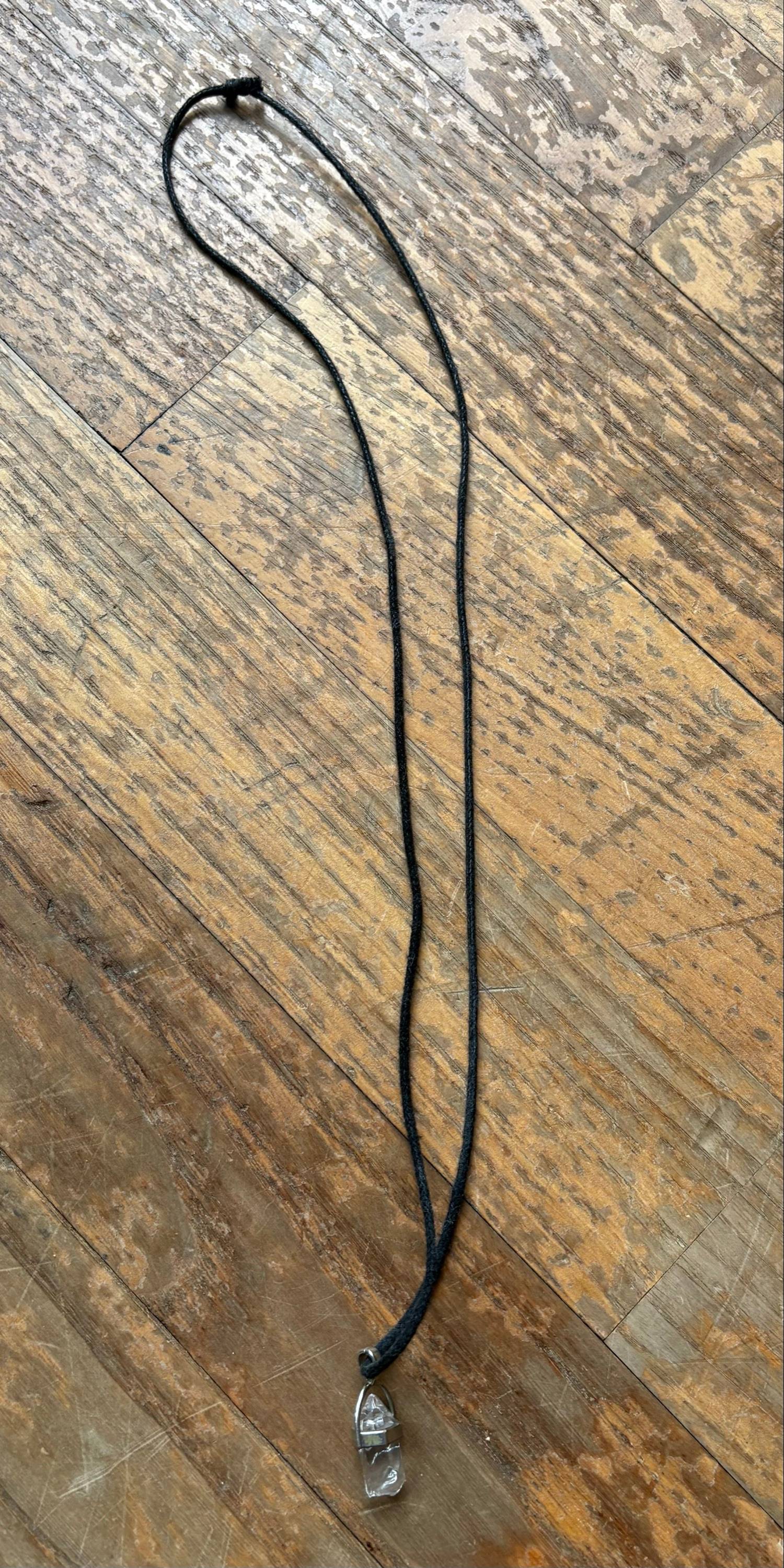 Collier avec une pierre enfant