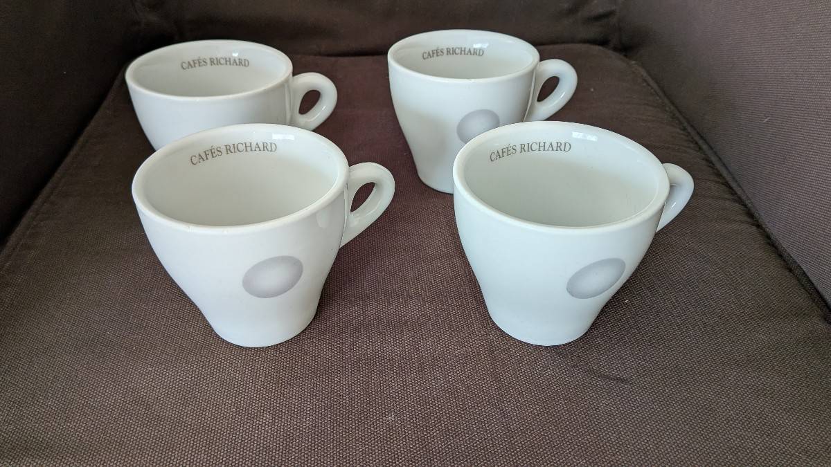 4 mugs blancs et décor gris
