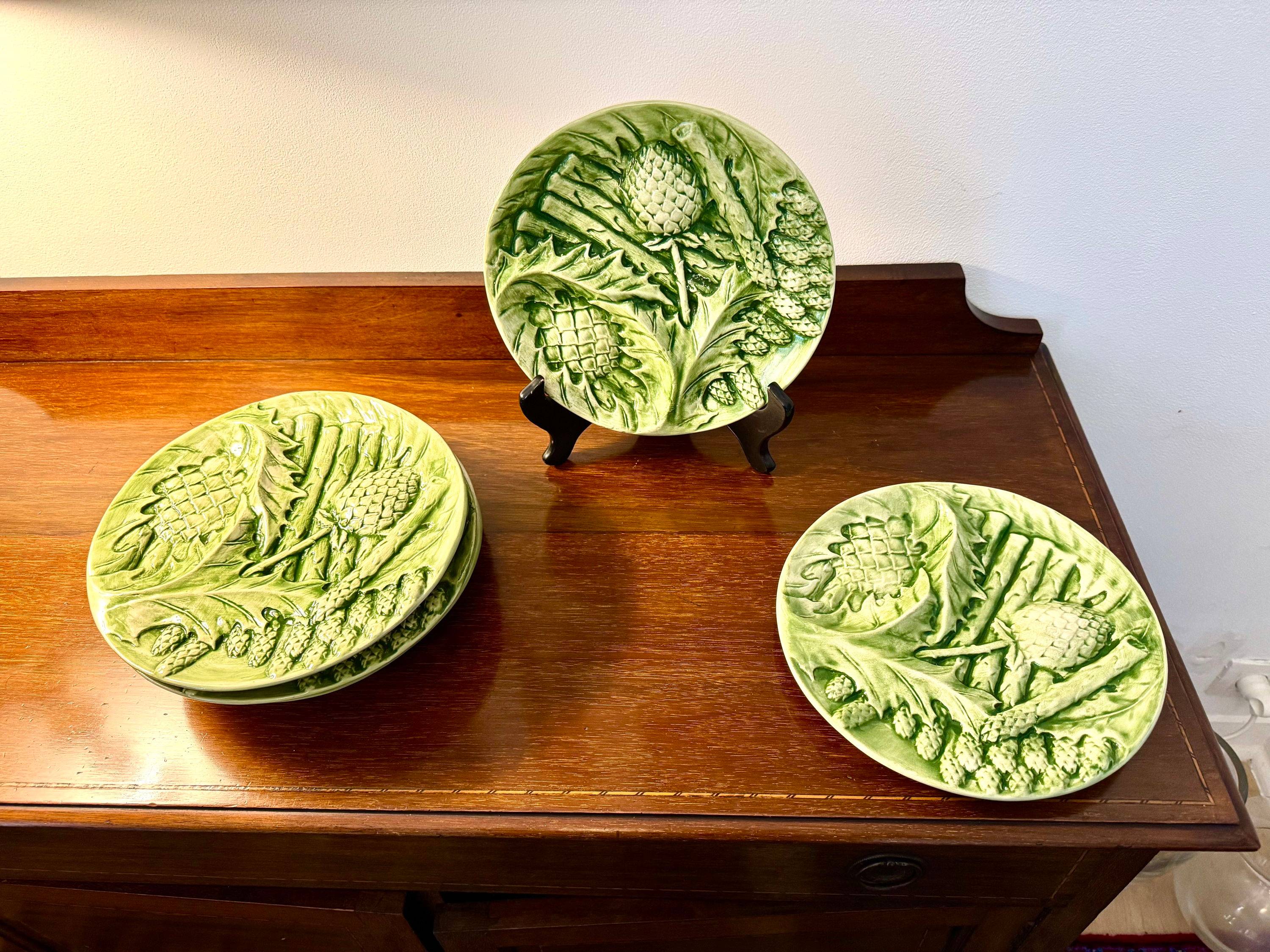 Vends suite de 6 assiettes portugaises en relief – décor artichaut / feuilles – barbotine verte