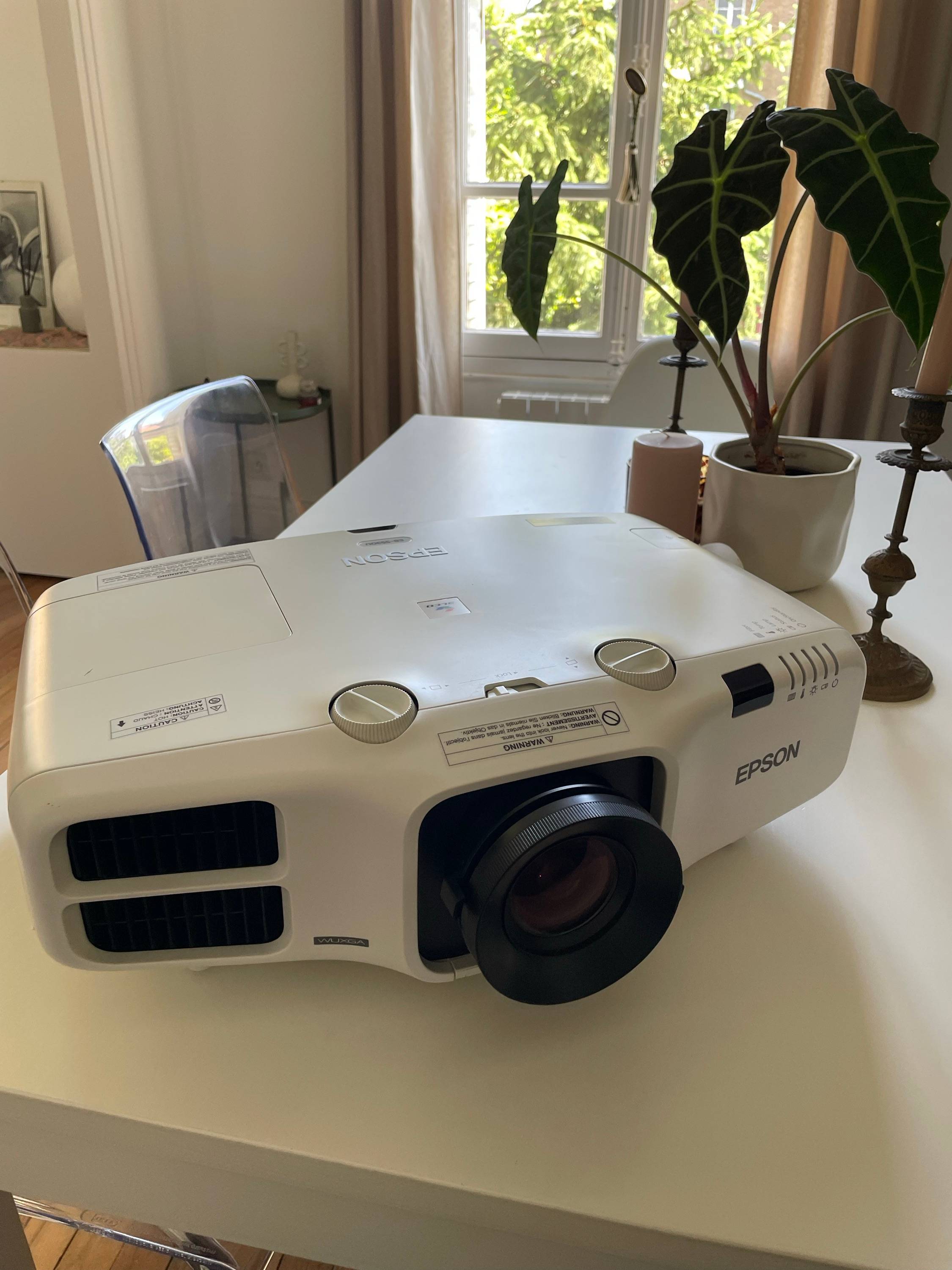 Vends vidéoprojecteur Epson EB-5530U - 5500 lumens - très bon état