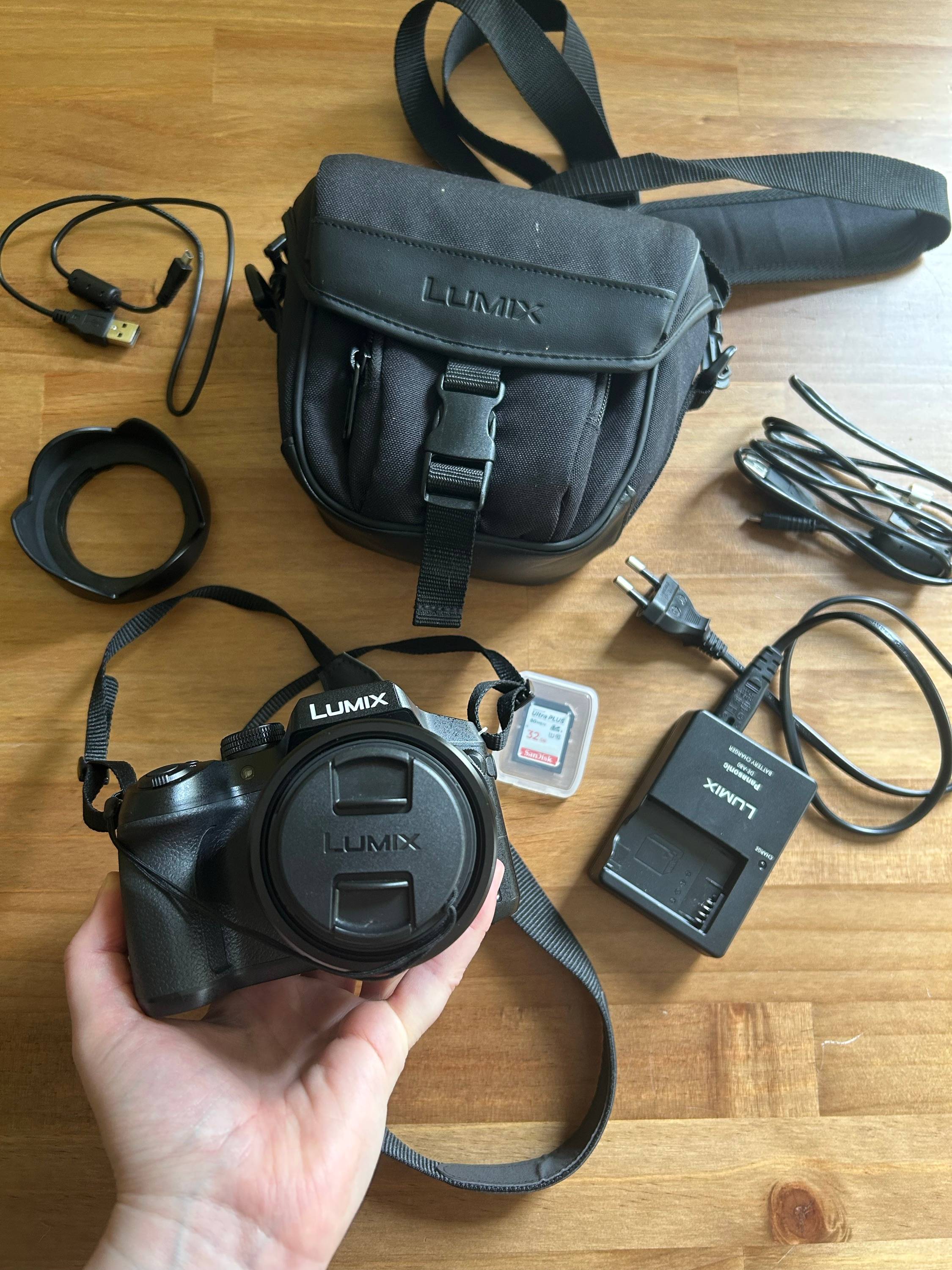 Vends appareil photo Panasonic Lumix DMC-FZ330EBK et accessoires