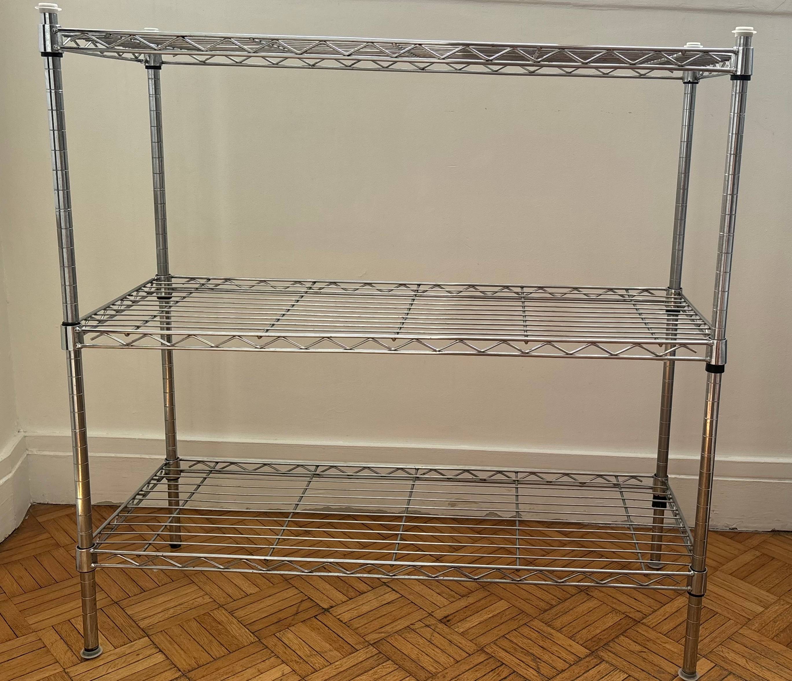 Vends étagère métallique chromée 3 niveaux - 89 x 34 x 90 cm - Très bon état 