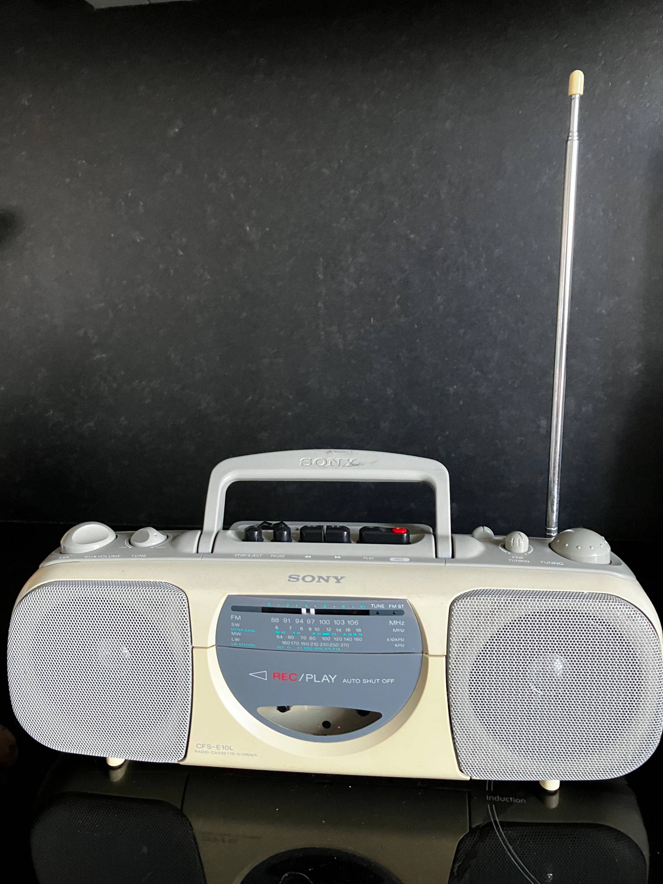 Radio cassette Sony portable CFS E10L design vintage