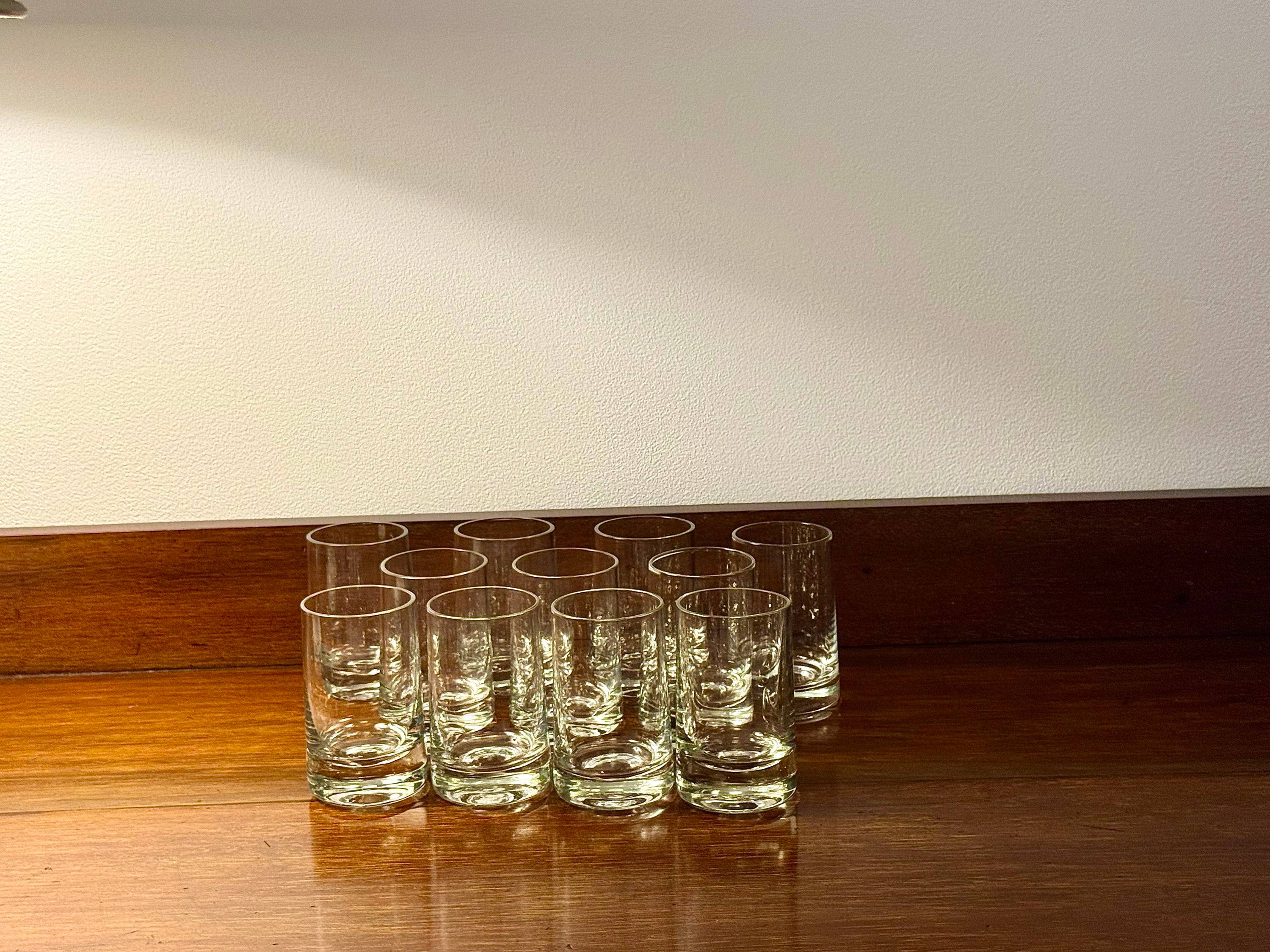 Vends 11 verres à porto/digestif en cristal – fond épais élégant