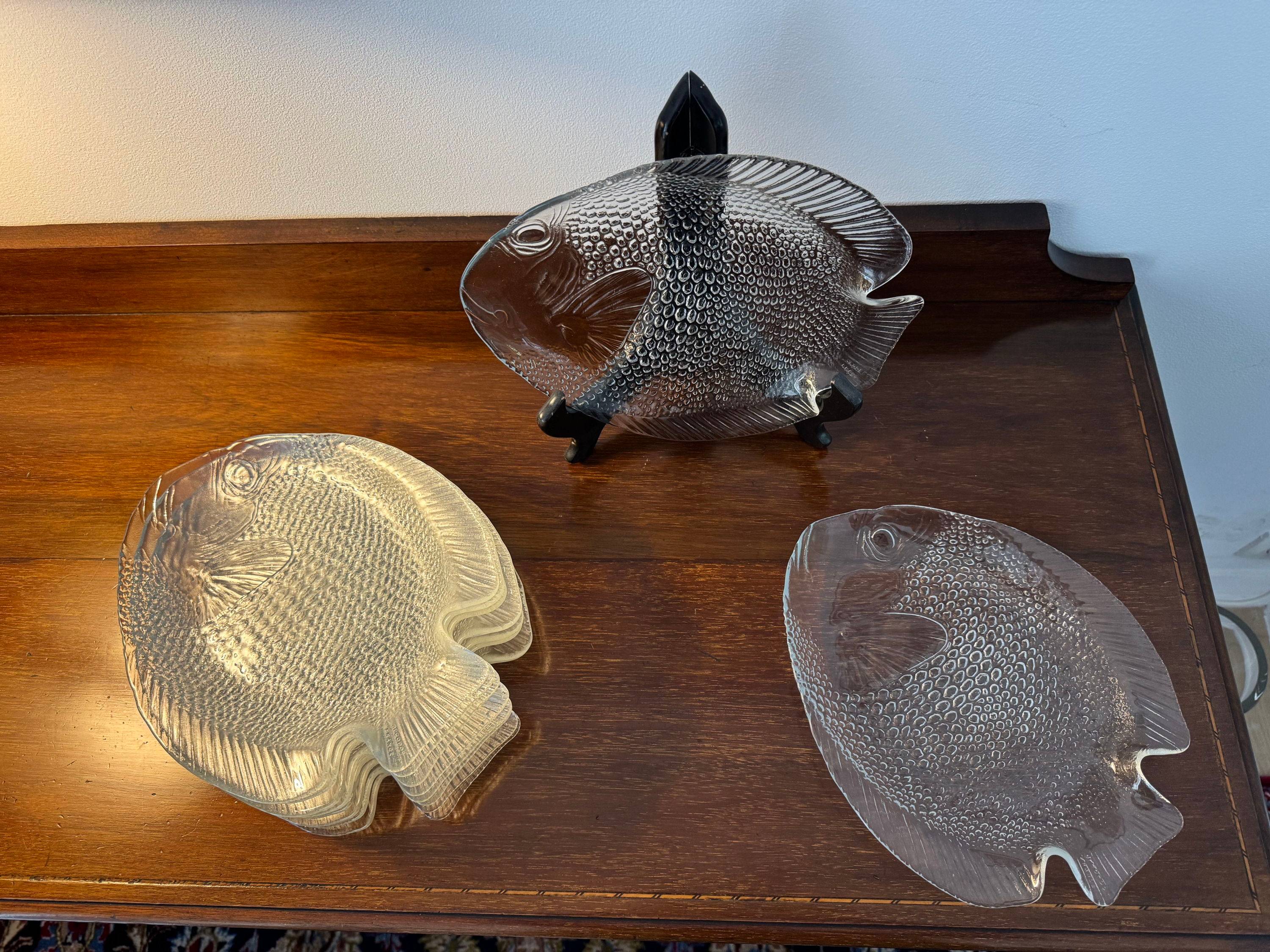 Vends service de 10 assiettes poisson en verre moulé vintage