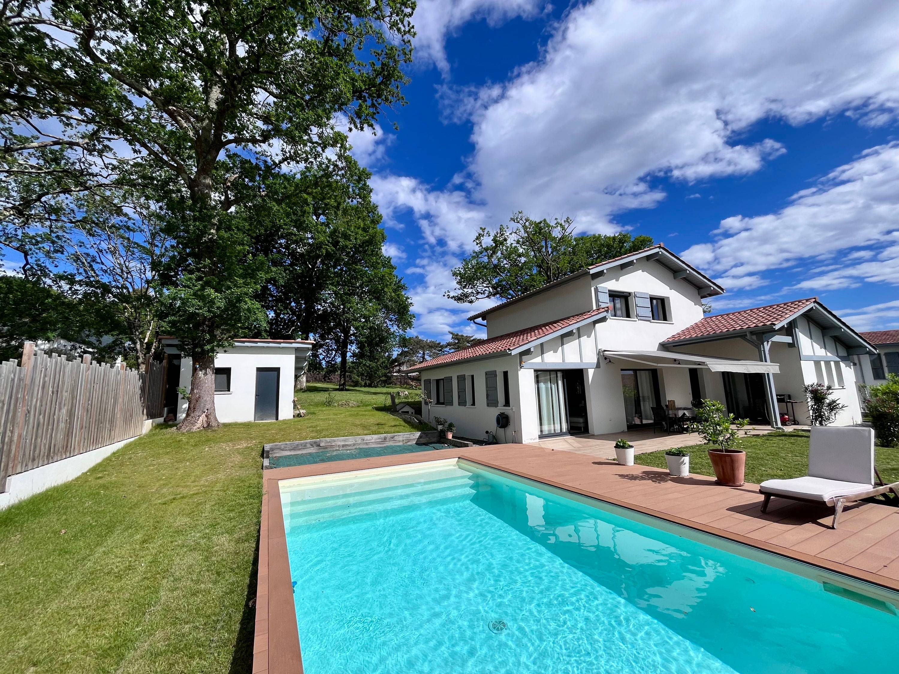 Loue maison familiale au calme entre mer et montagnes avec piscine - 8 couchages