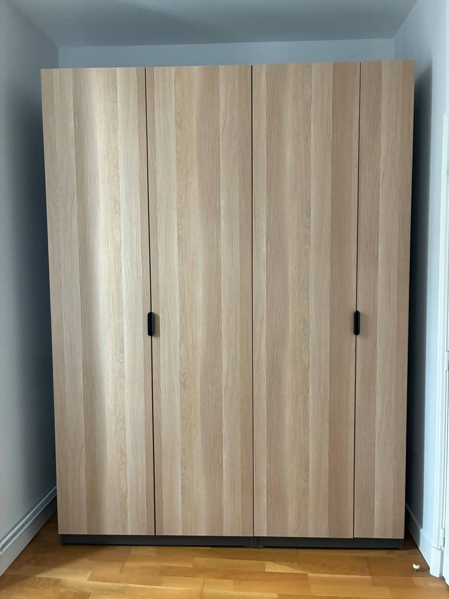 Vends armoire-penderie IKEA PAX - portes effet chêne, aménagée (penderie + porte-pantalon)