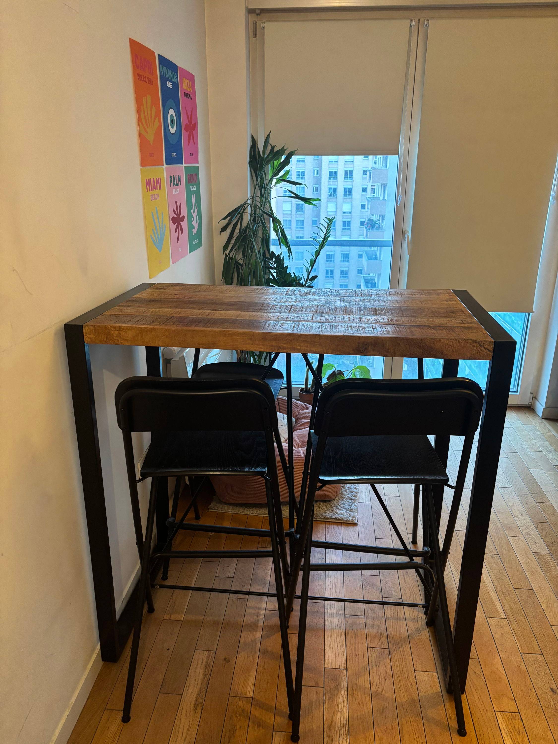 Vends table type industrielle et 4 chaises hautes