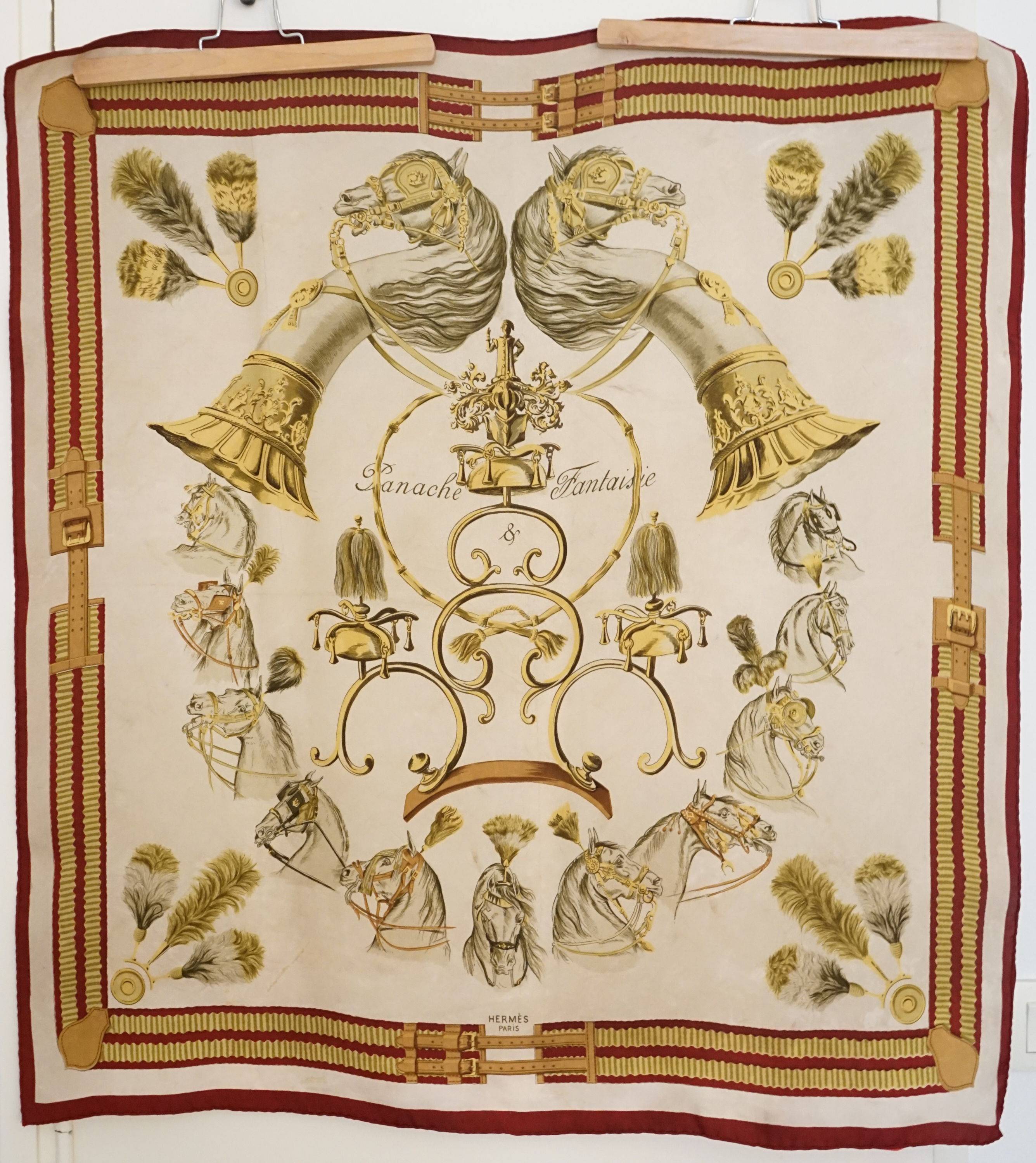 Vends carré Hermès modèle "Panache fantaisie" en soie beige et bordeaux