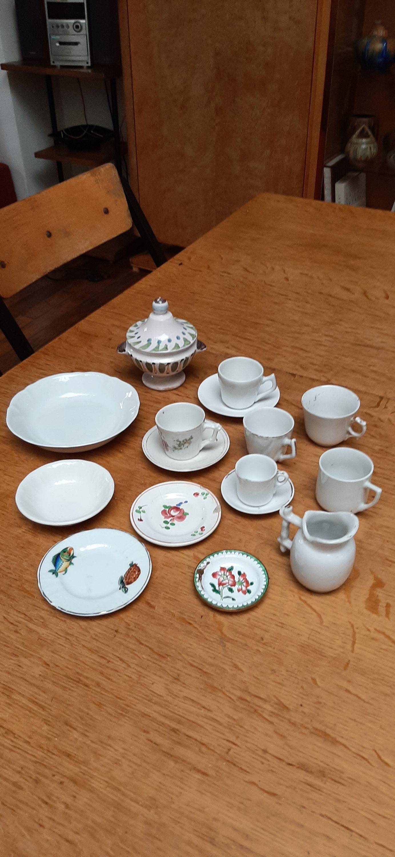 Vends lot de dînette ancienne de poupée. Porcelaine et faïence