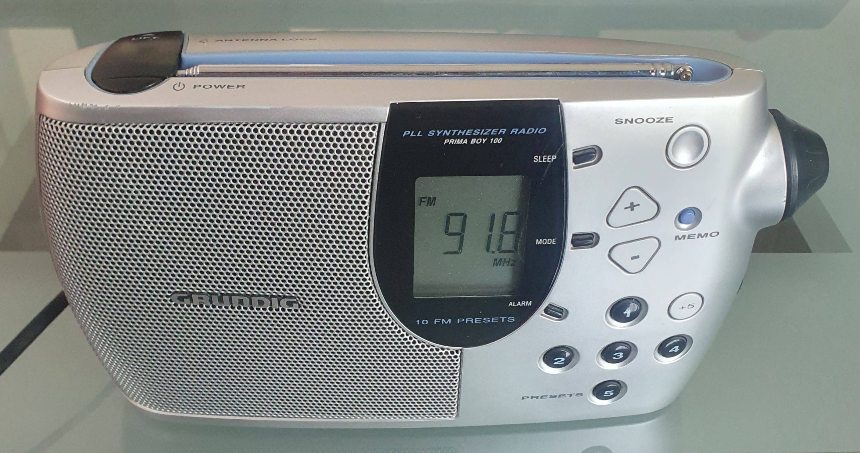 Vends radio Grundig Prima Boy 100, compacte et portable, fonctionnement à pile ou câble secteur, vintage