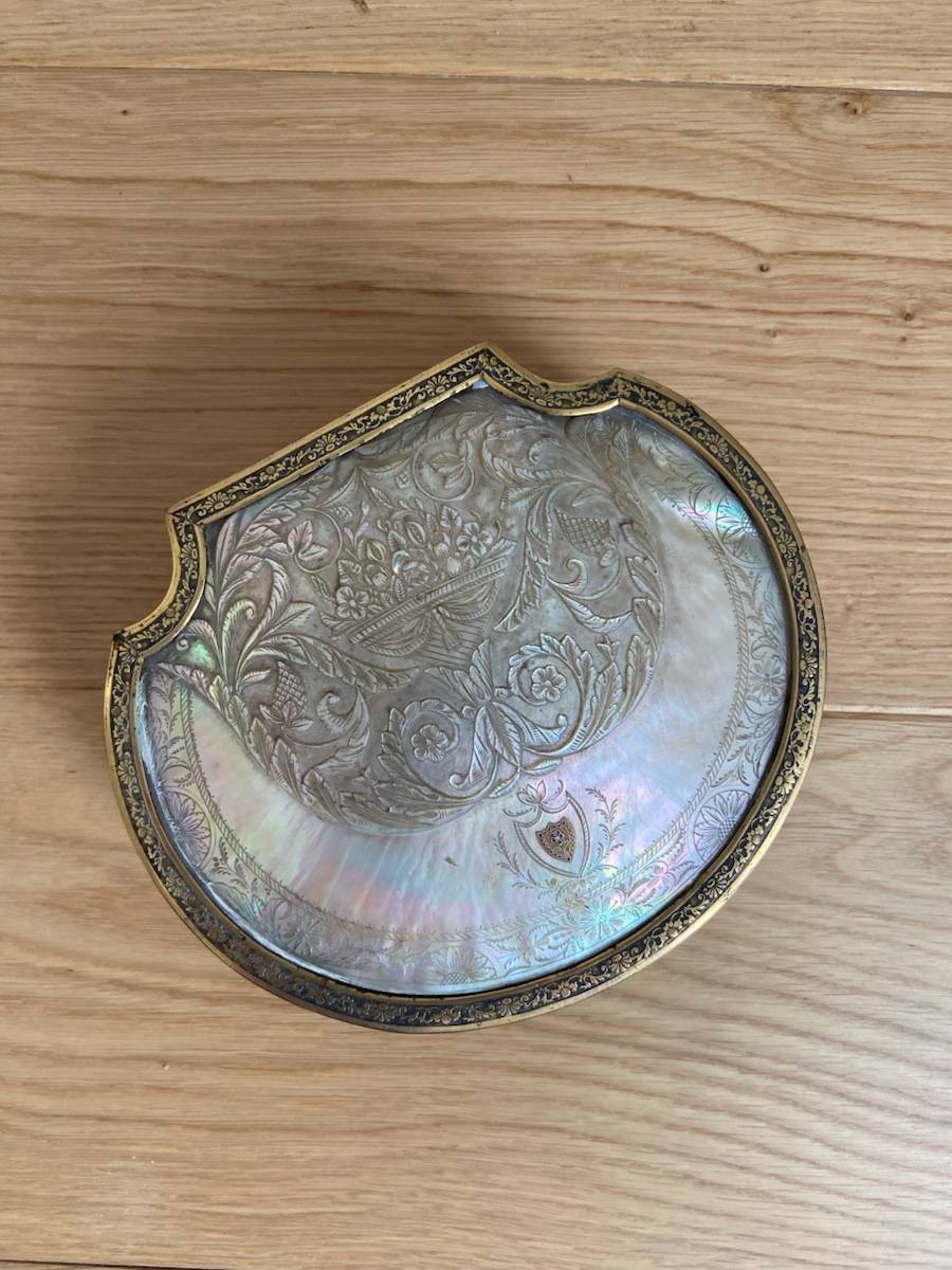 Vends boîte à couture en nacre XIXème Palais Royal