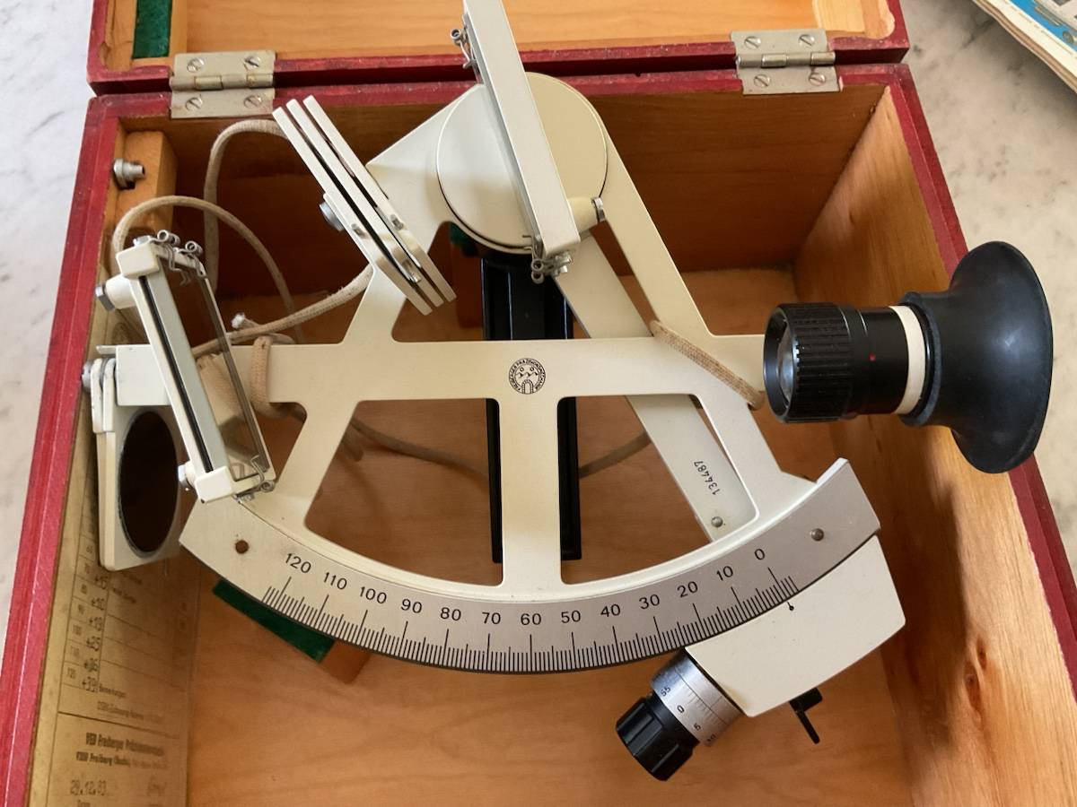 Vends sextant Freiberger peu utilisé, dans son coffret bois, envoi possible