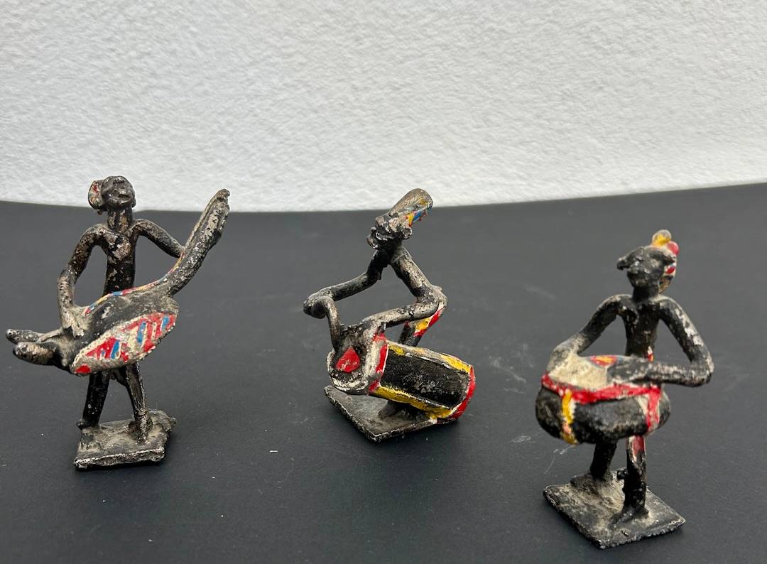 Vends figurines 3 musiciens et 2 femmes Dogons