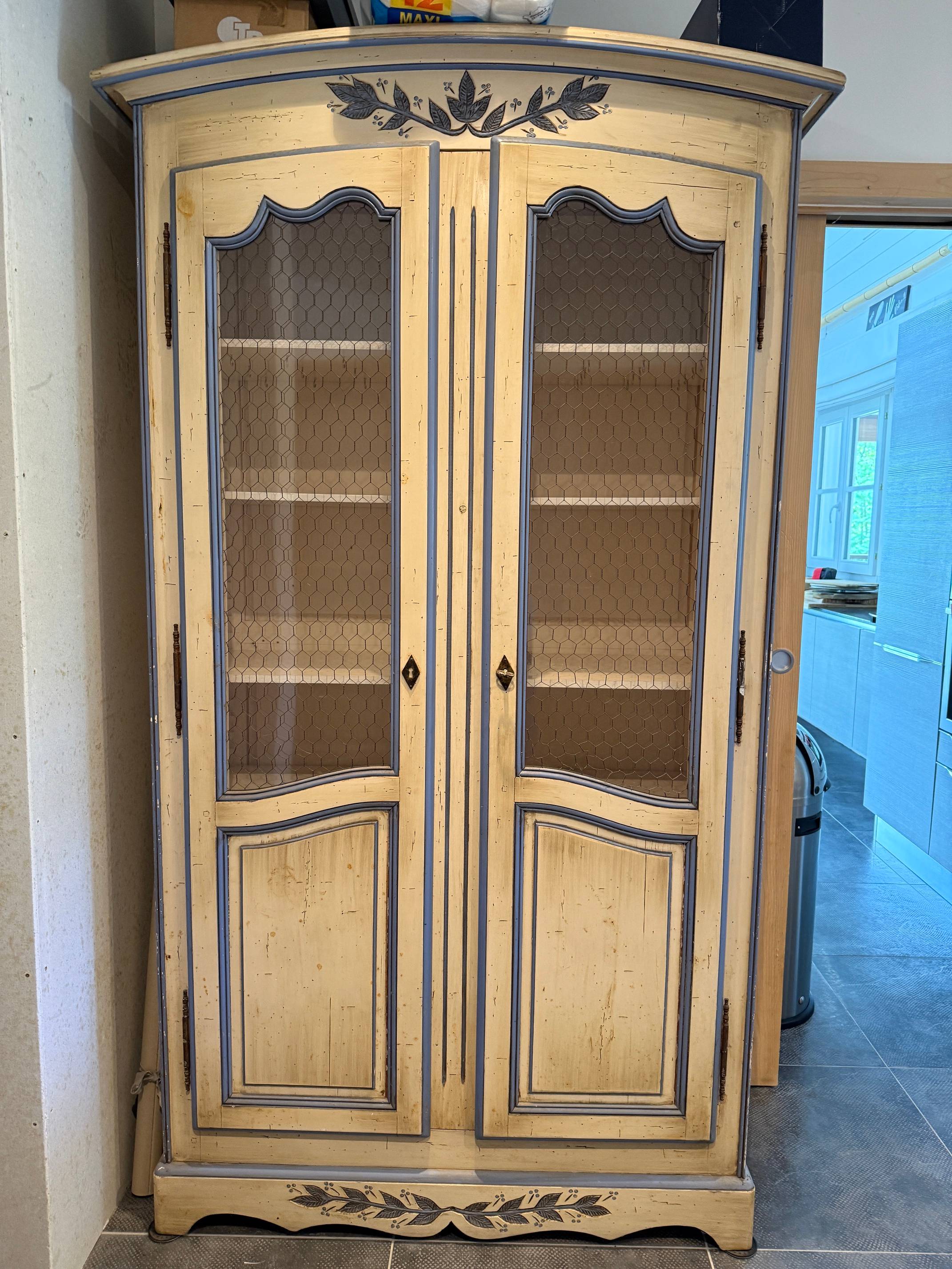Vends armoire provençale en pin massif