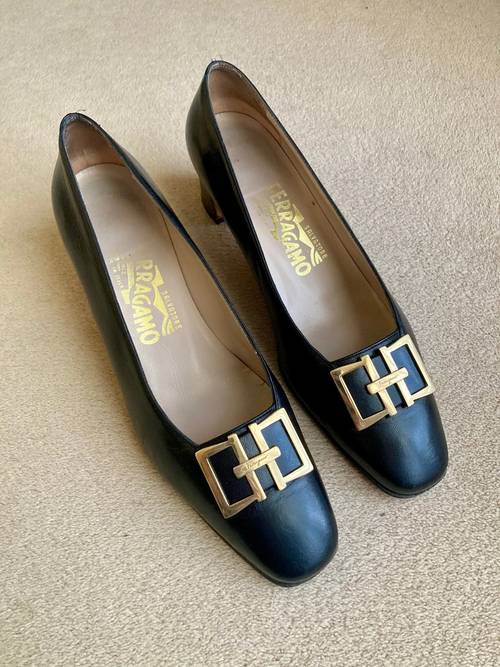 Vends escarpins cuir noir boucle dorée - Pointure 38 par Ferragamo