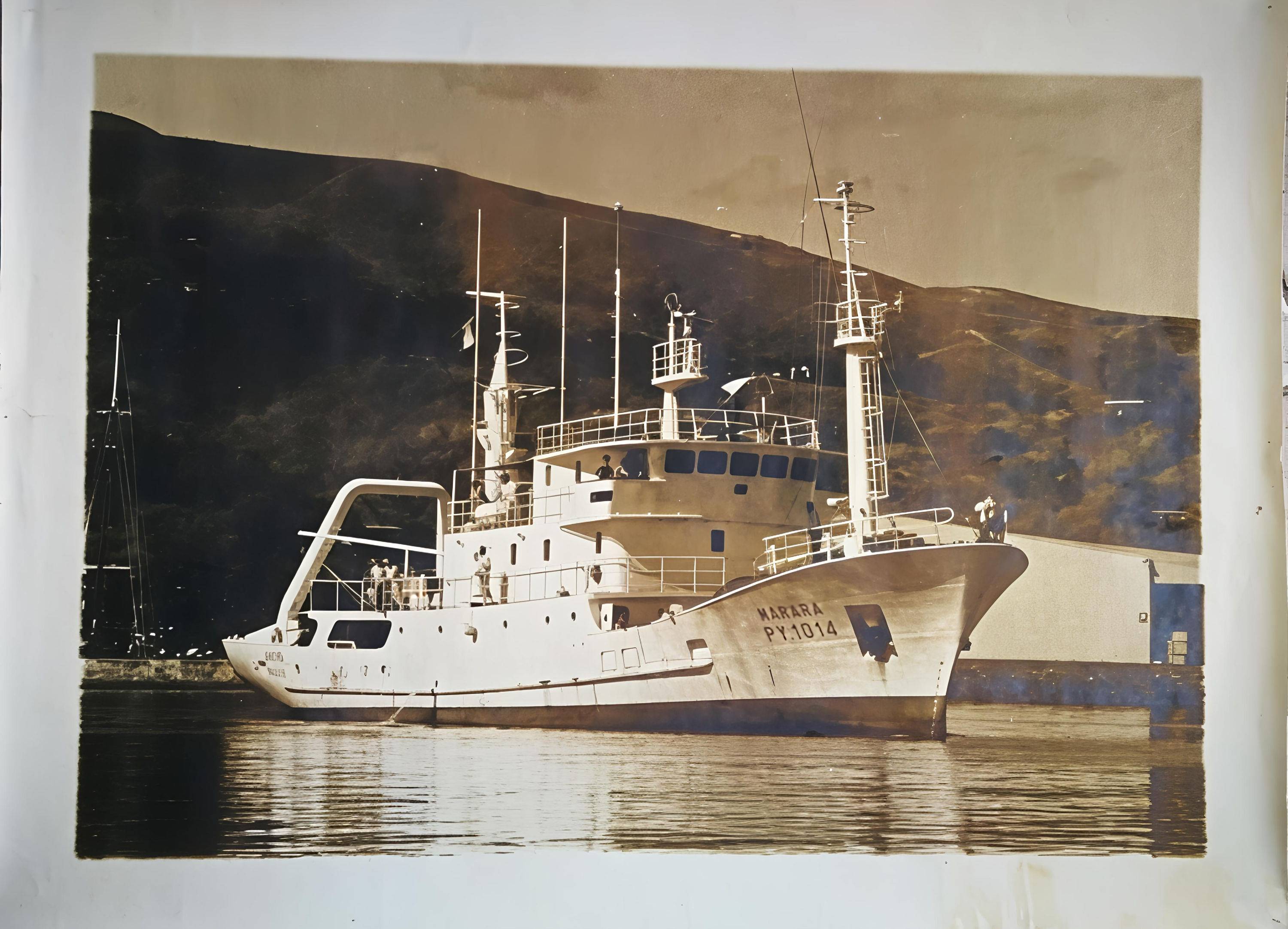 Vends grande photo sépia 81x60cm "Marara Py.1014" (1976) Papeete Polynésie Française - Marine Nationale - Navire - TBE
