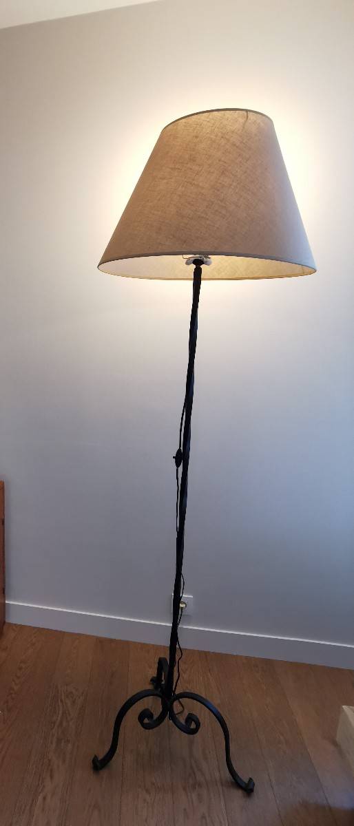 Vends lampadaire années 60 d’époque en fer forgé noir, avec abat-jour en tissu beige-taupe, bon état