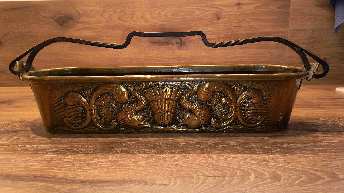 Vends poissonnière en cuivre avec décorations gravées