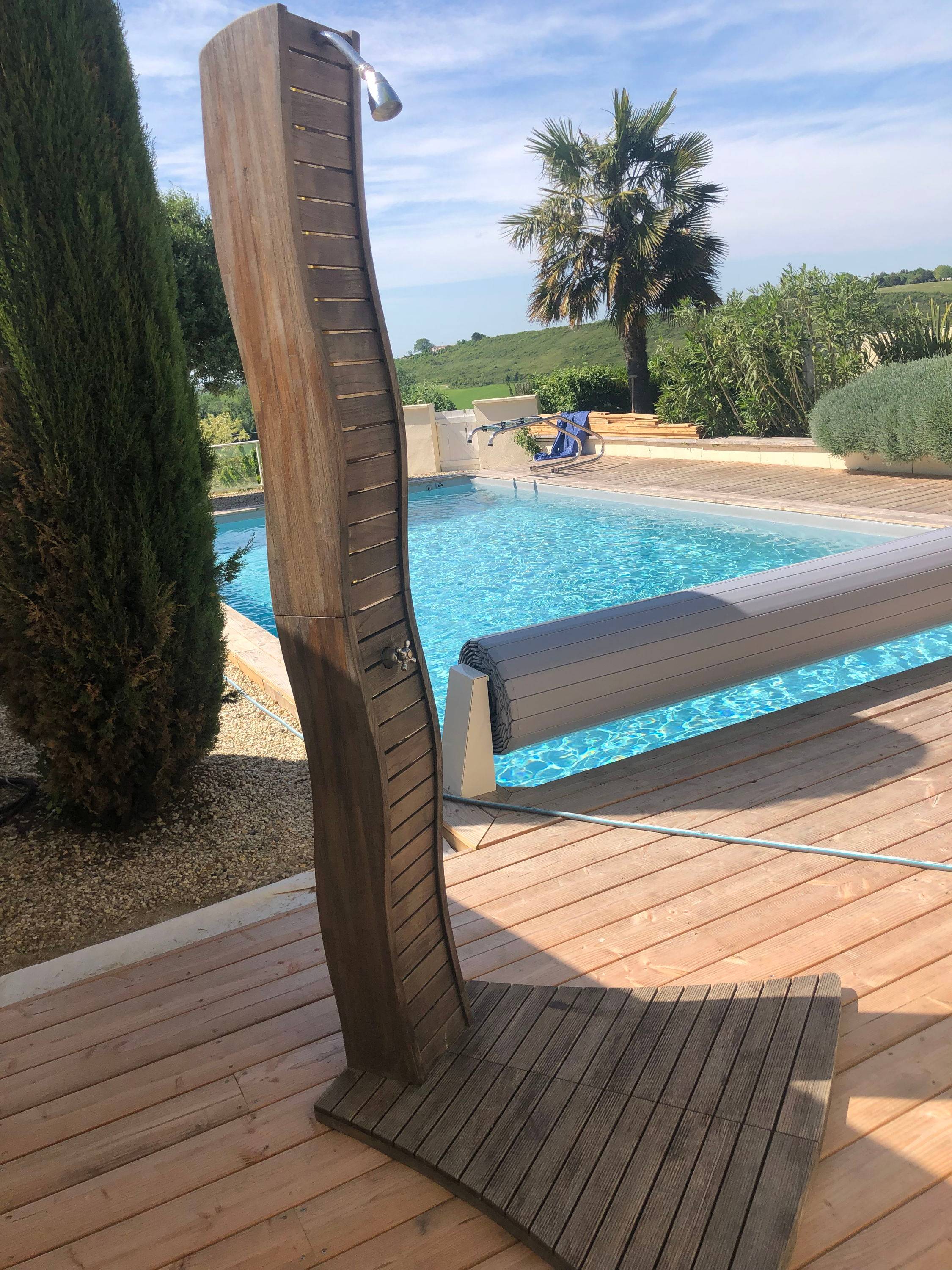 Vends douche d’extérieur originale et esthétique en bois idéale bord de piscine jardin loggia