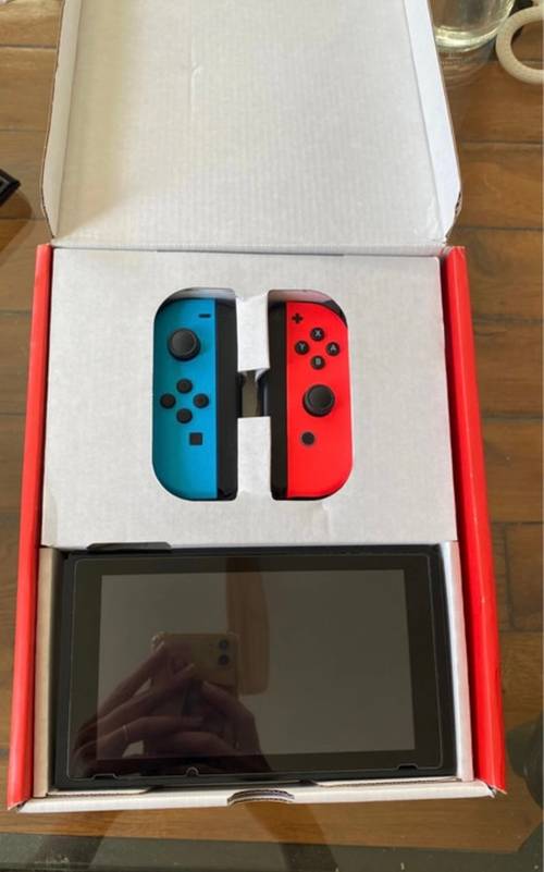 Console Nintendo Switch 1 V2 neuve (lot avec 2 jeux, carte mémoire et étui)