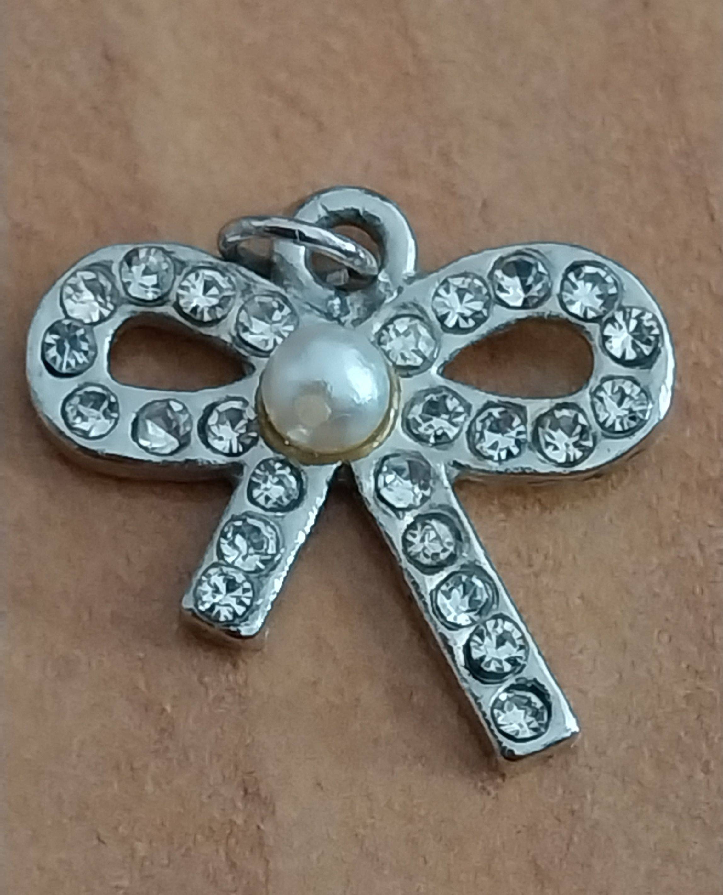 Vends un pendentif nœud avec brillants et perle