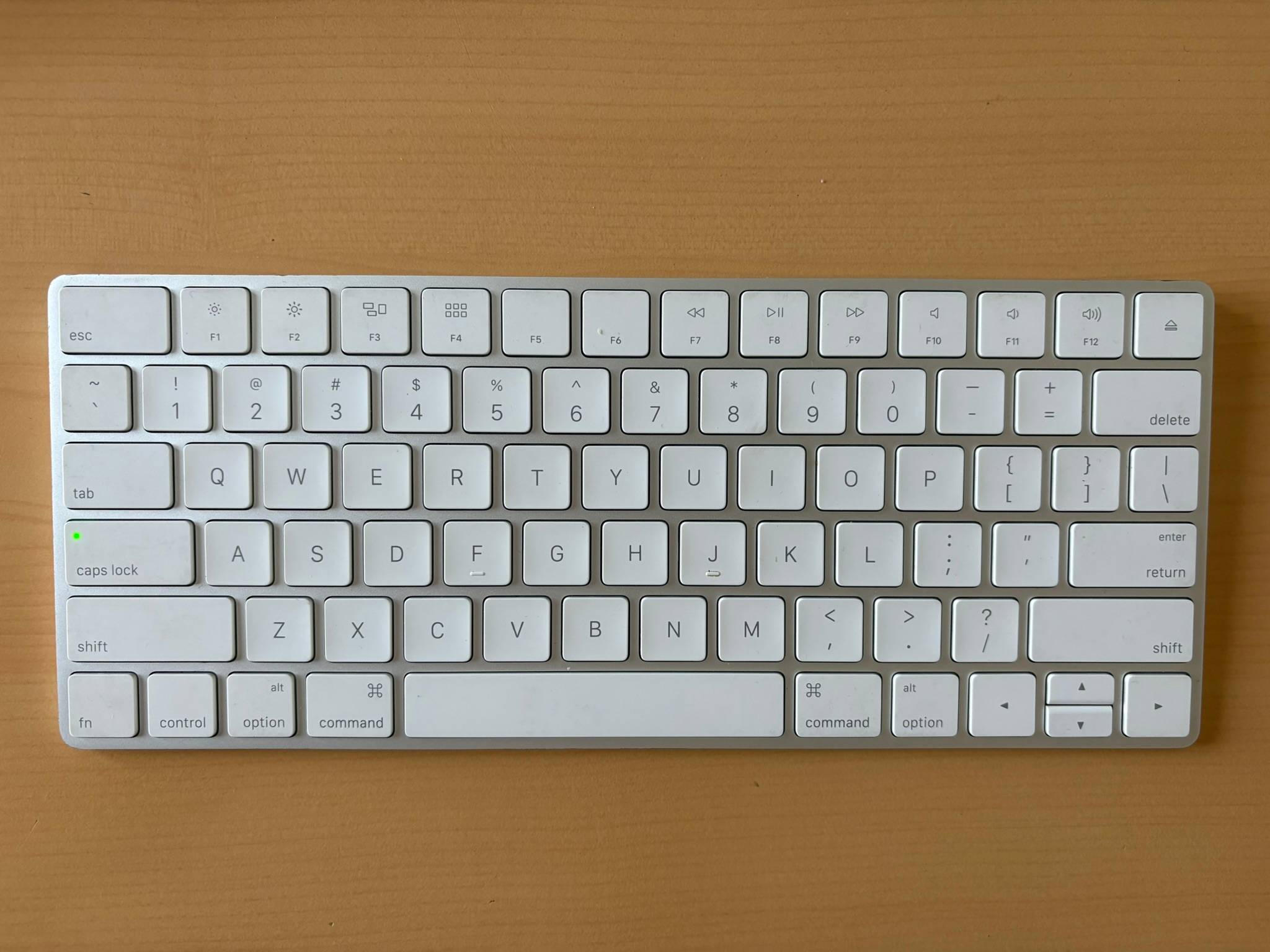 Vends clavier QWERTY Apple Magic Keyboard modèle A1644 EMC 2815 rechargeable Lightning