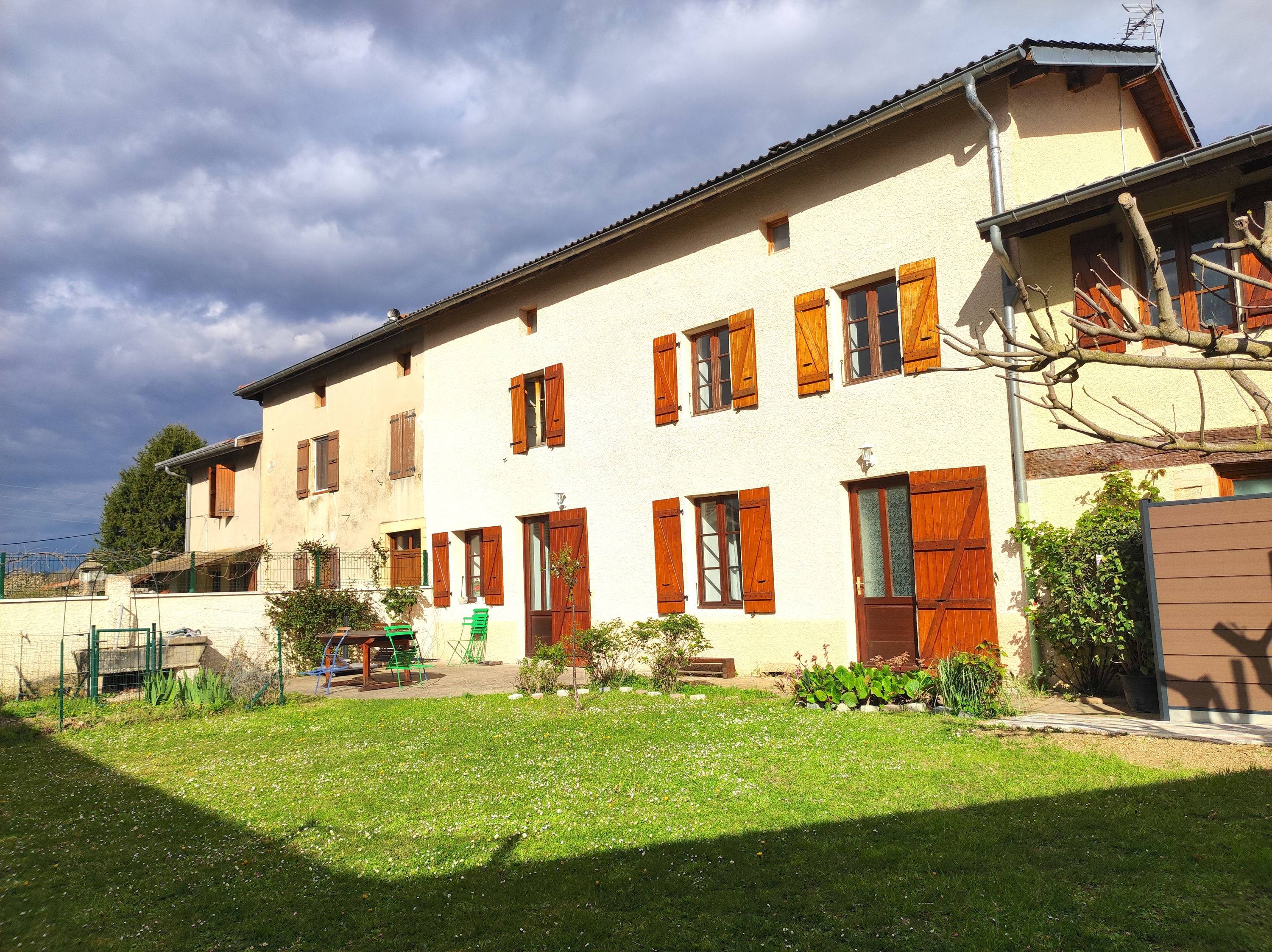 Vends maison atypique en pierre rénovée - 144m² - Vaulx-Milieu au calme