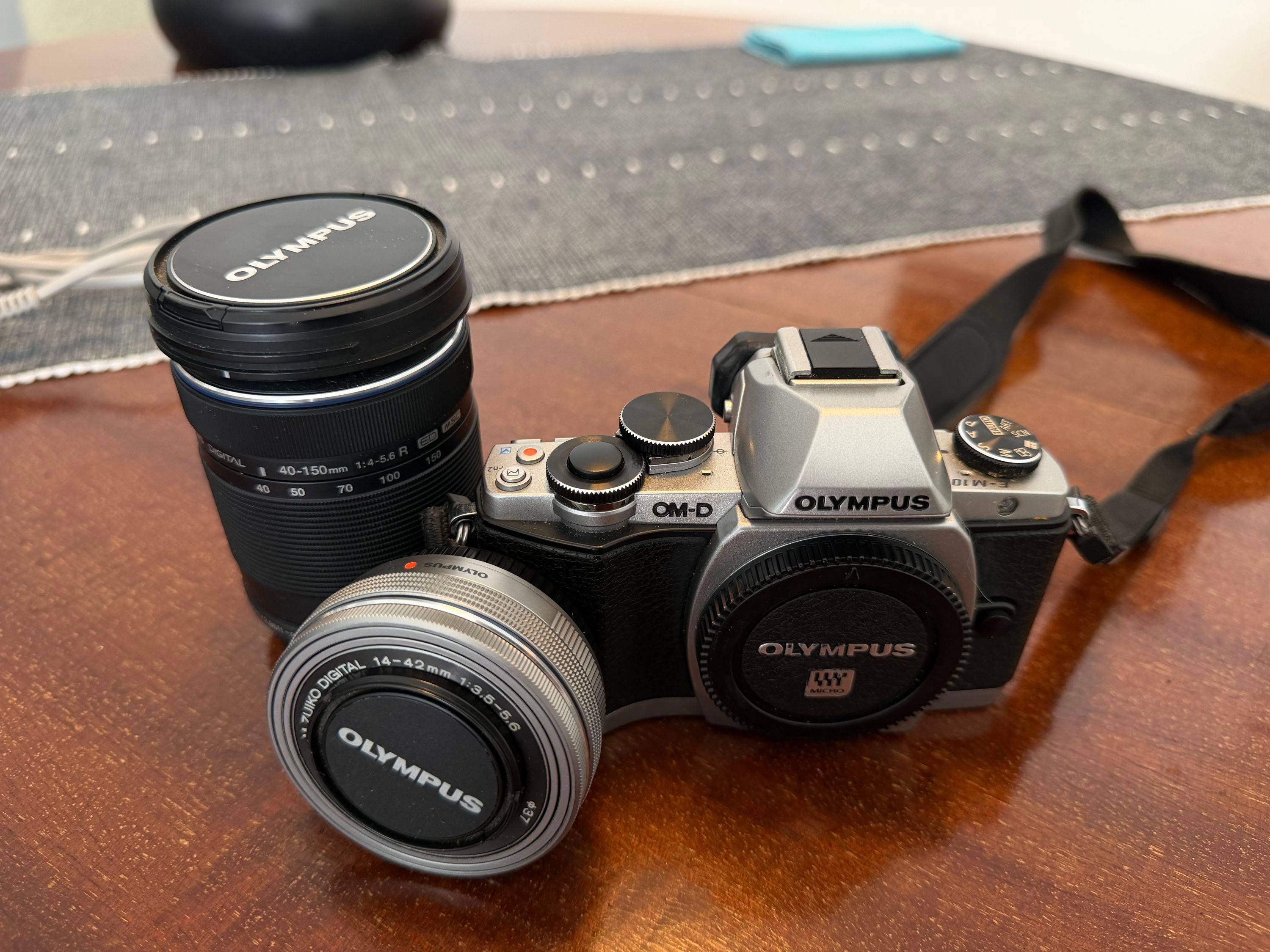 Vends pack photo Olympus OM-D E-M10 + 2 objectifs (14-42 & 40-150) + trépied & accessoires