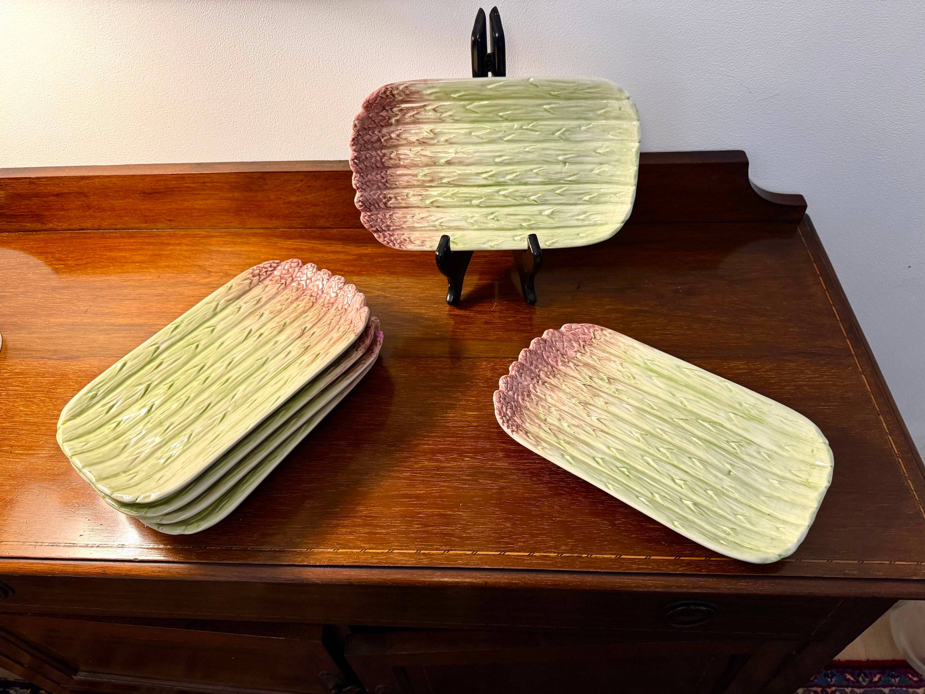 Vends suite de 6 assiettes vintage à décor d’asperges en relief