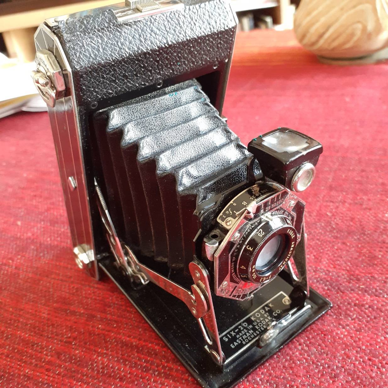 Appareil photo Kodak à soufflet avec son étui