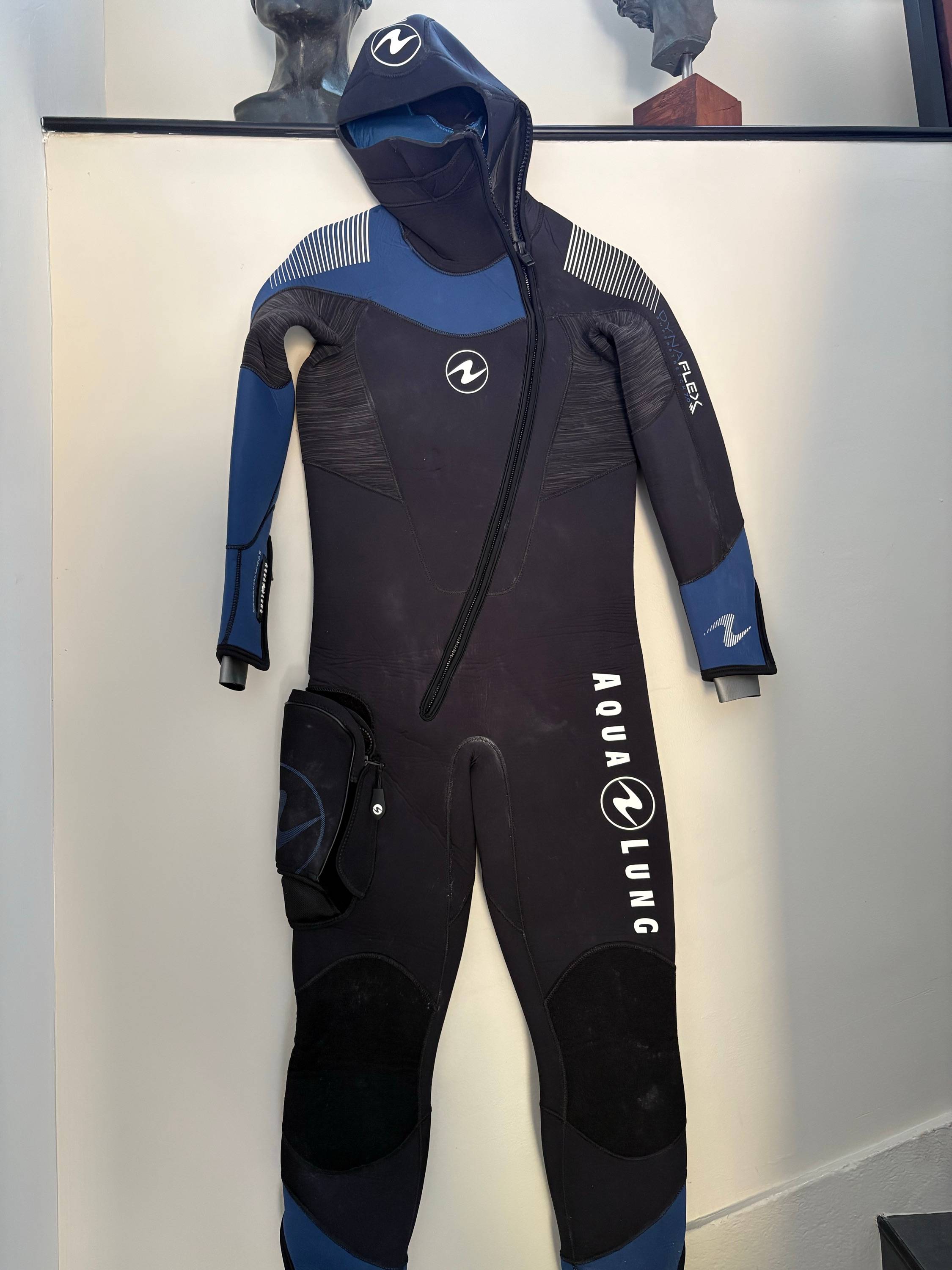 Vends combinaison de plongée homme taille S 7mm servie 1 semaine