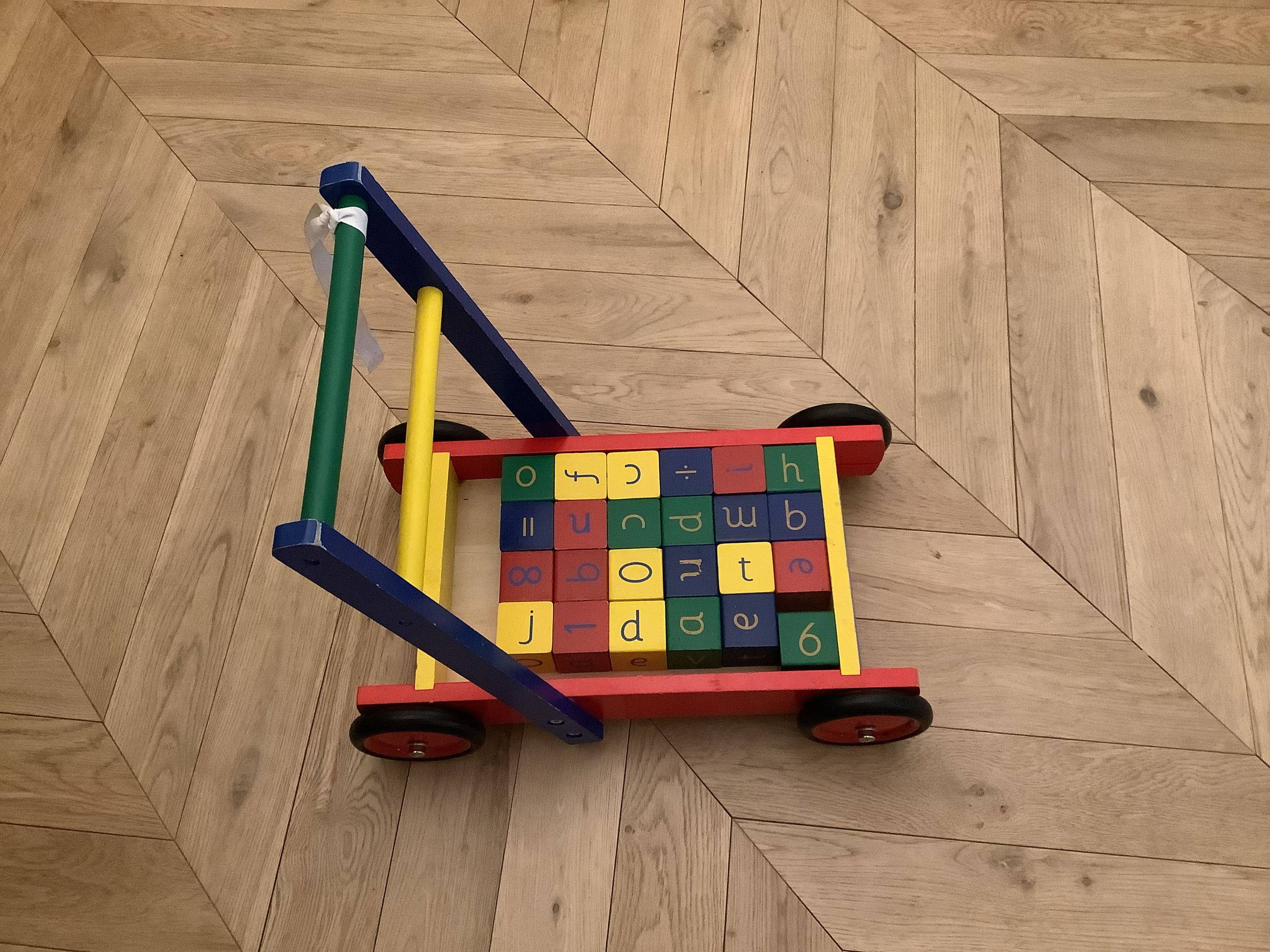 Vends trotteur en bois pour enfant