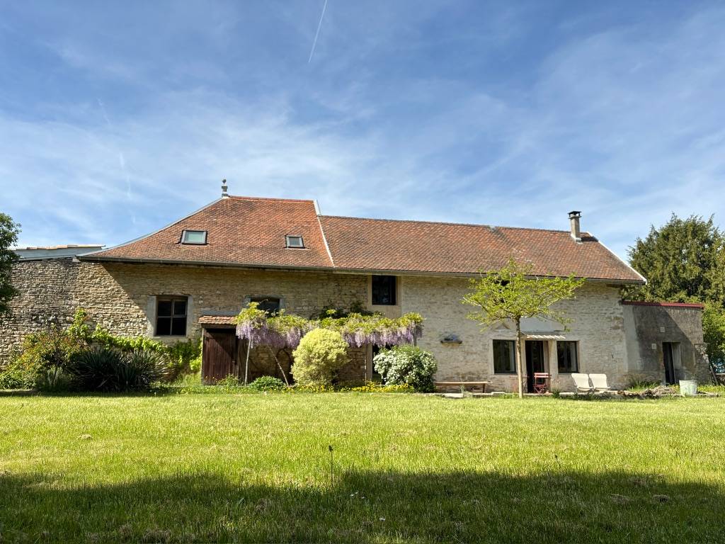 Maison de caractère à quelques minutes du village de Parmilieu (38), à 50 minutes à l'est de Lyon