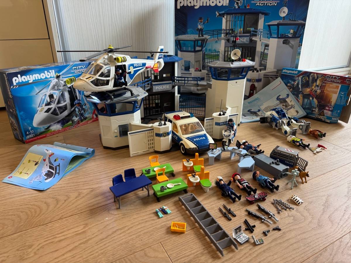 Vends 5 boites Playmobil : commissariat de police, hélicoptère, voiture de police, moto et robot police