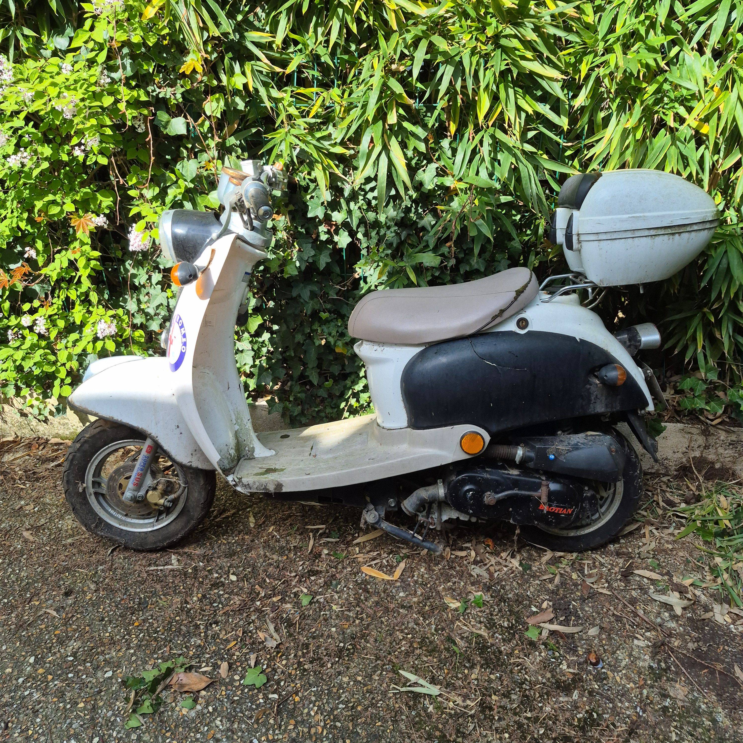 Vends scooter pour pièces détachées ou réparation complète, 2006, 500km