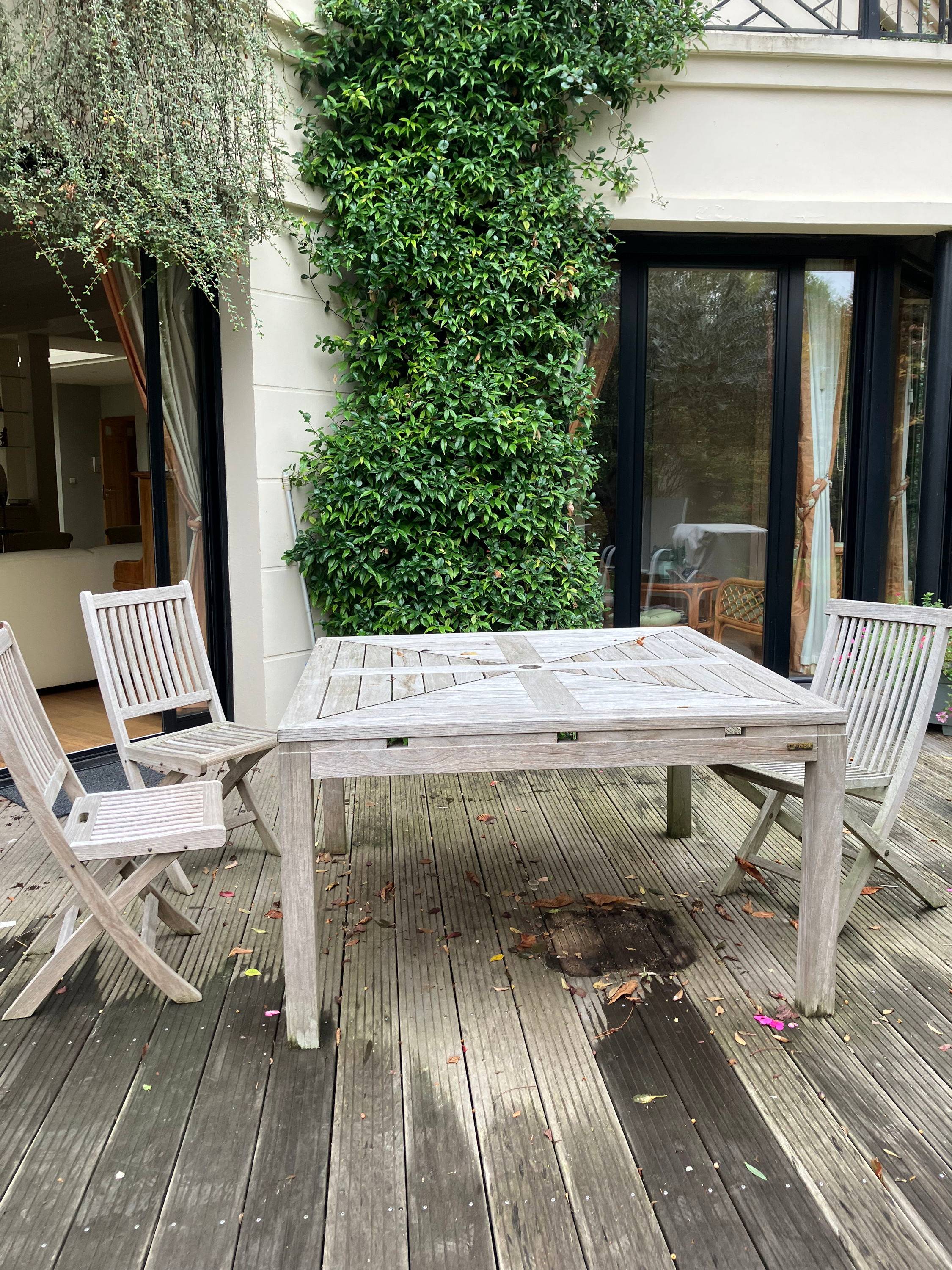 Vends table d'extérieur en teck et 3 chaises en teck, de marque Inopiu