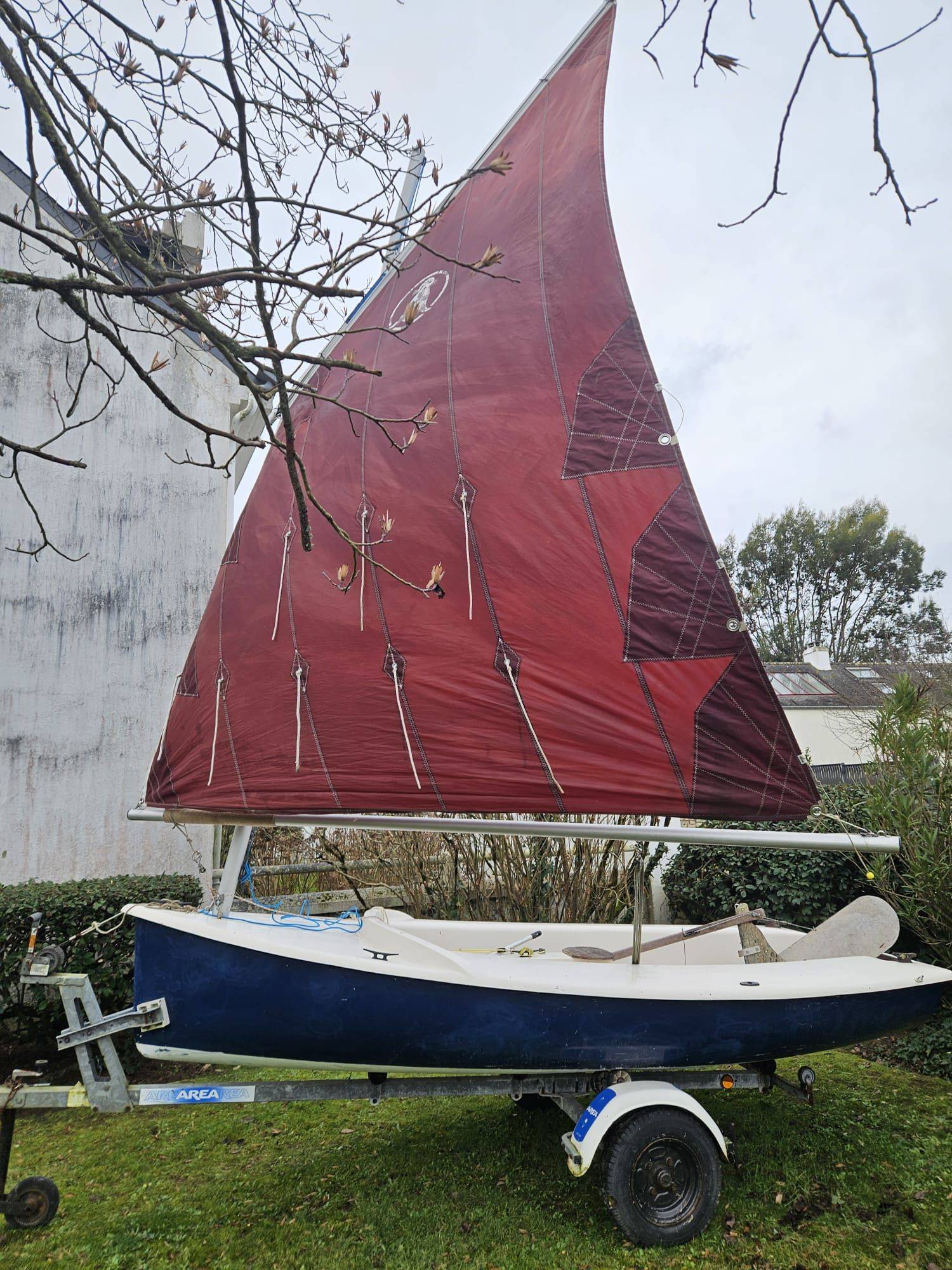 Voilier dériveur Little Skellig avec remorque et moteur