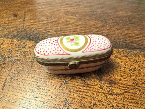 Vends petite boîte pilulier en porcelaine peinte à la main – décor floral – porcelaine de Limoges