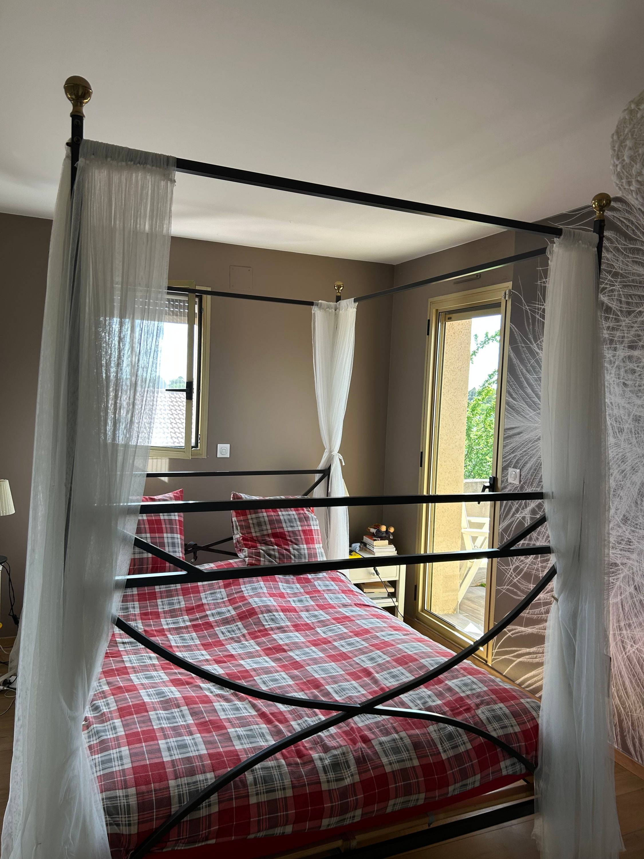 Vends lit à baldaquin + sommier à lattes + matelas futon 160/200 cm
