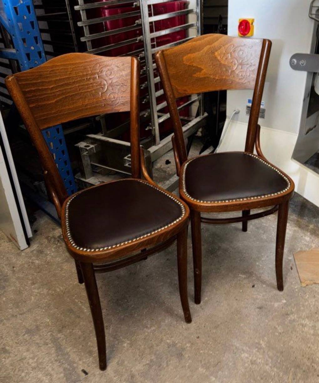 Vends paire de chaises bistrot anciennes style Thonet, cuir clouté et dossier sculpté