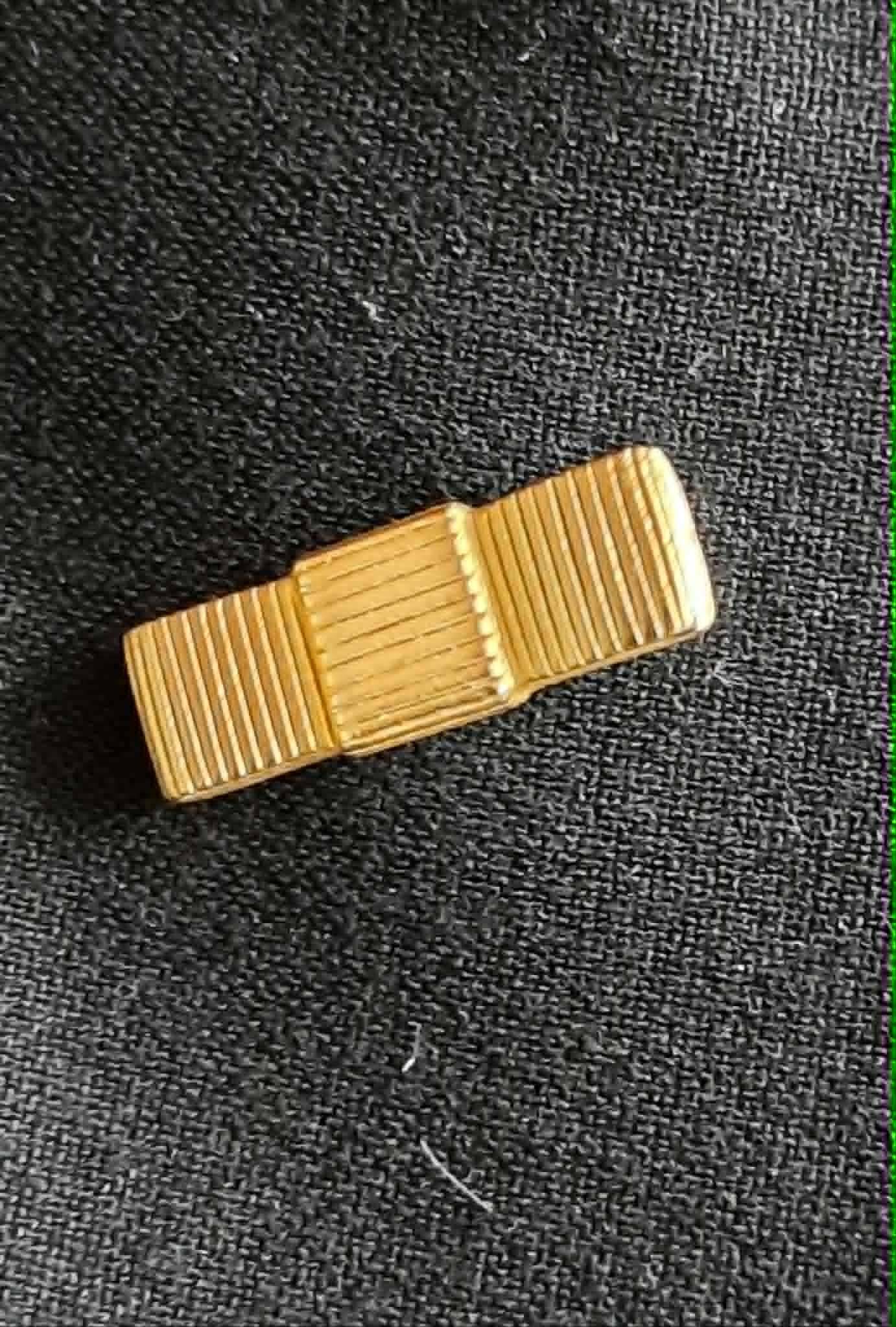 Vends broche Guy Laroche vintage, dorée, état neuf, 23 mm, pin’s