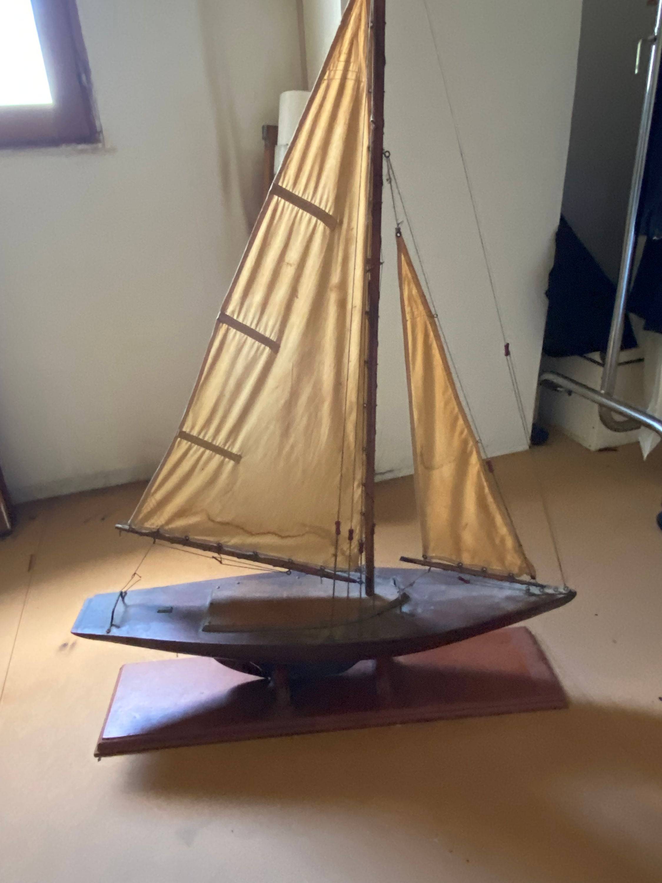 Vends bateau de bassin origine Londres environ 50 cm de long