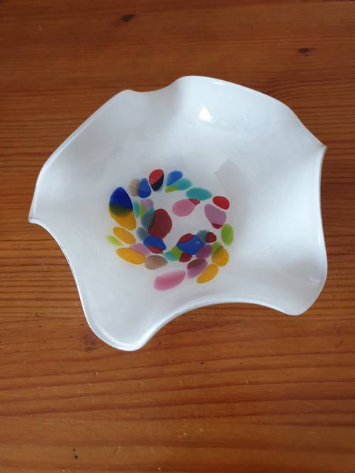 Vends coupelle en corolle porcelaine blanche taches colorées verrerie d’Art de Soisy-sur-École 91 F.H. 5x15 cm