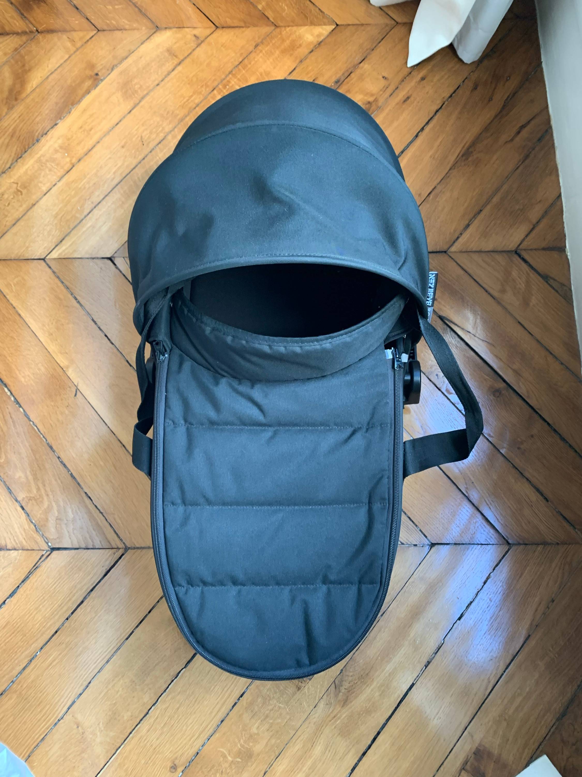 Vends nacelle Yoyo noire avec adaptateurs et cape de pluie