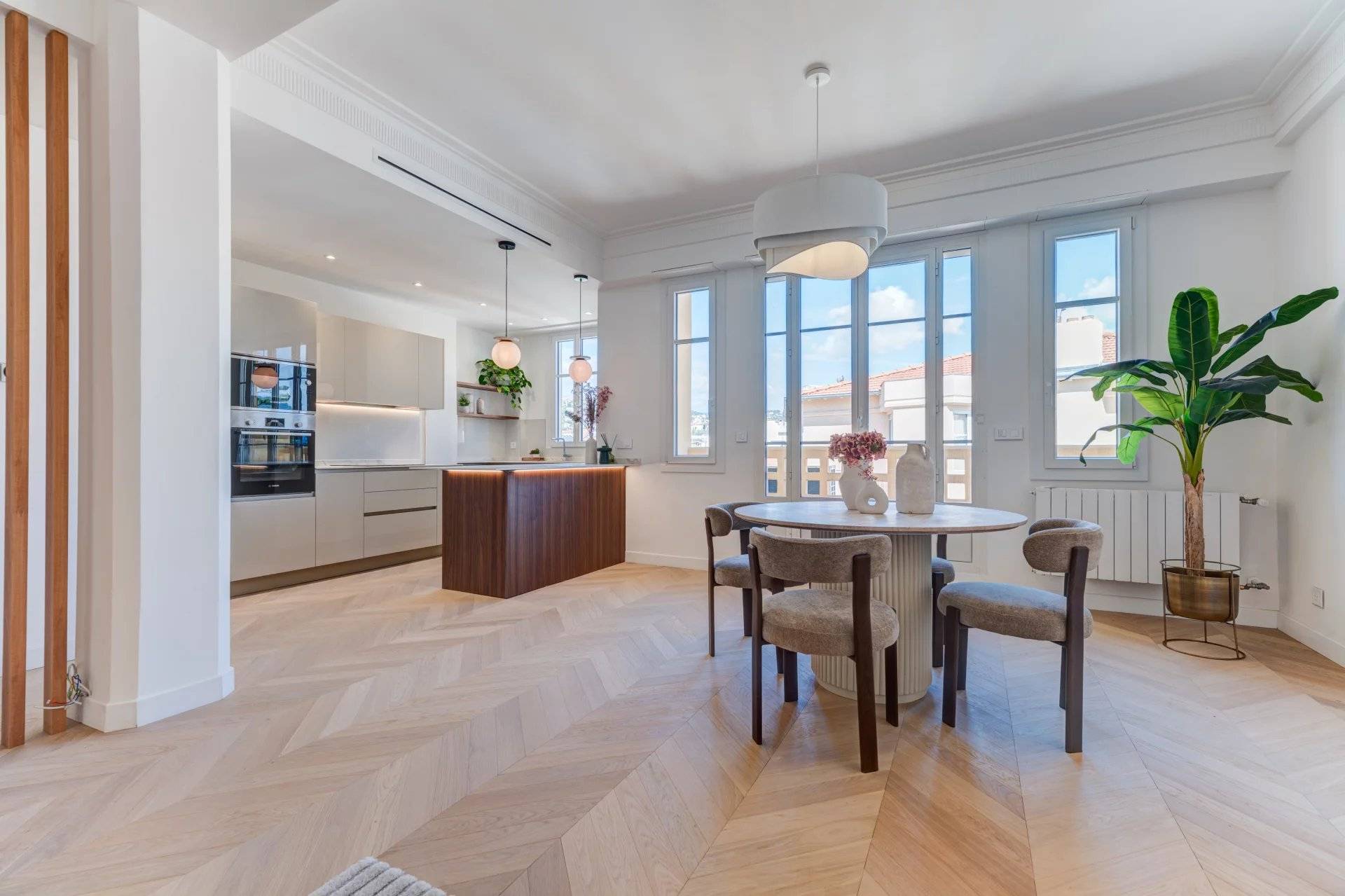 Vends appartement rénové avec balcons - 88m² - Nice Boulevard Victor Hugo