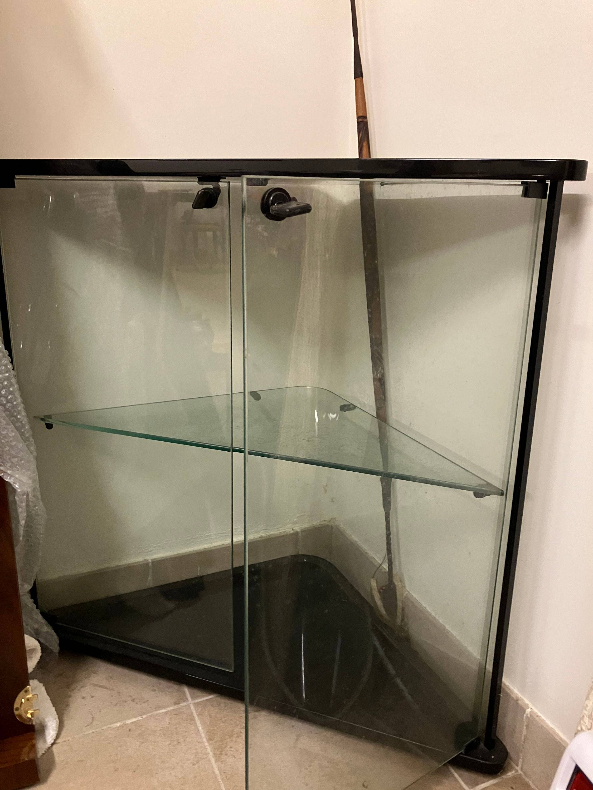Vends vitrine d'angle en laque noire et verre