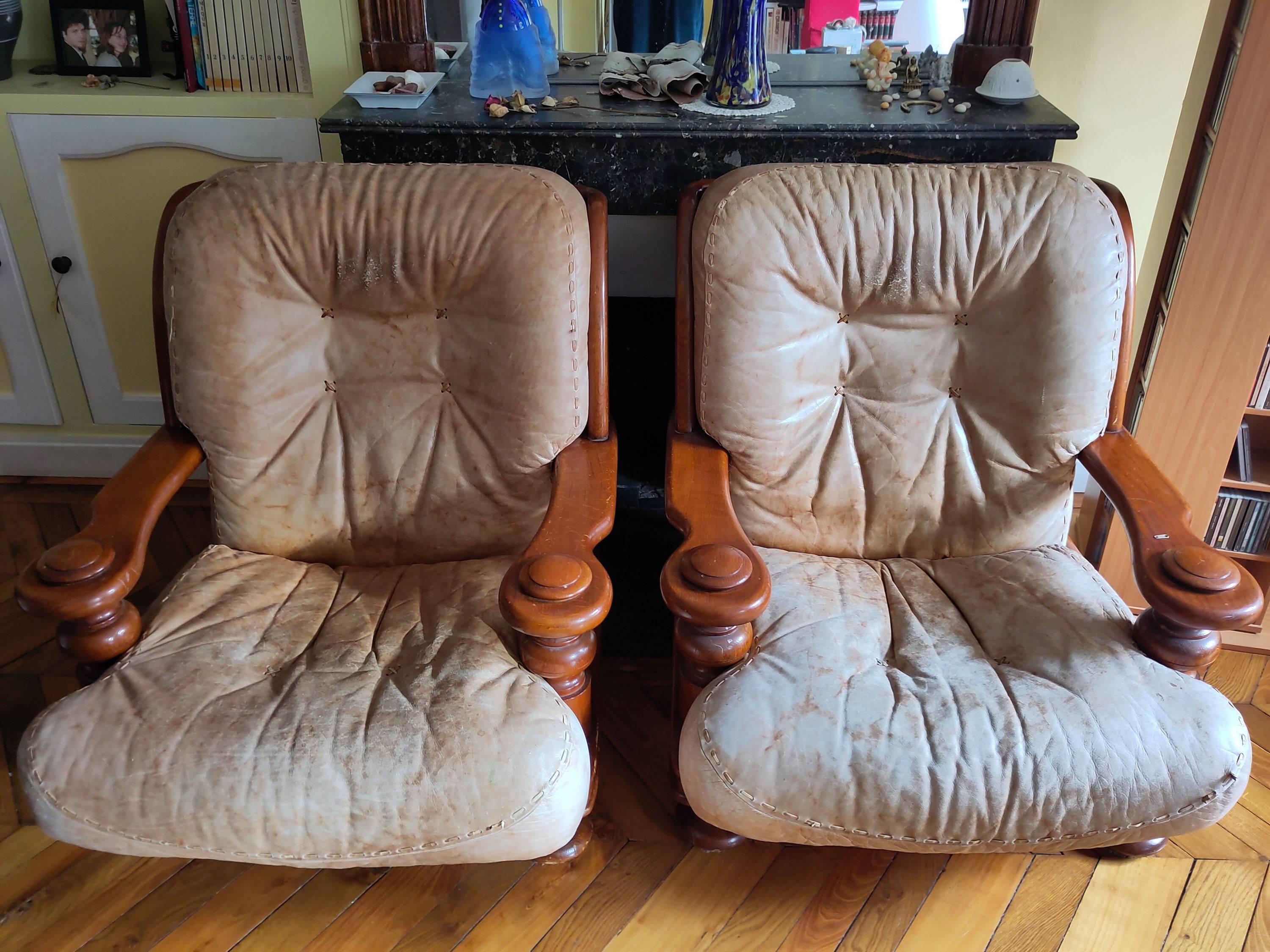 Donne paire de fauteuils en cuir