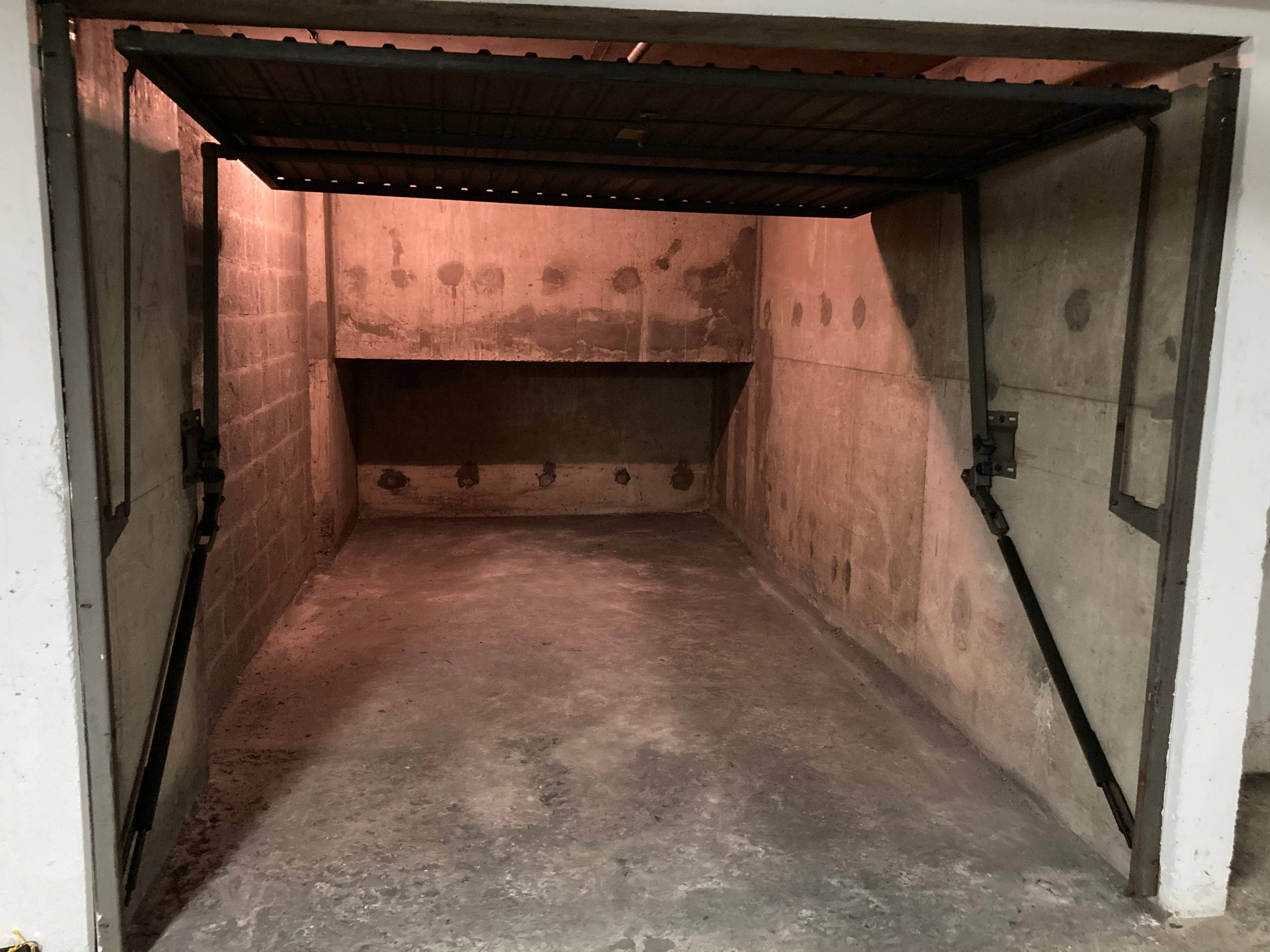 PARIS ETOILE /RUE LAURISTON LOUE PARKING /BOX FERME