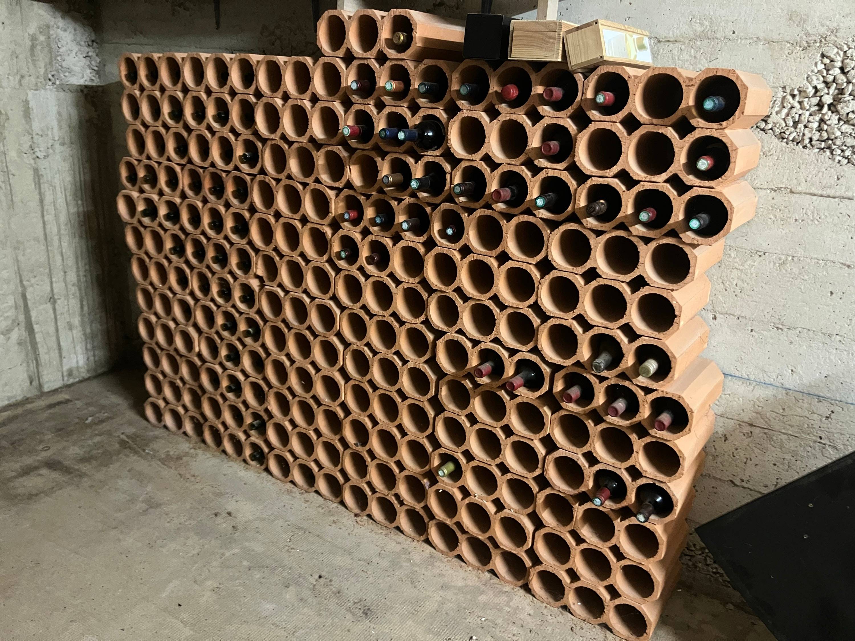 Vends grand lot de casiers à vin en terre cuite – jusqu’à 216 bouteilles (72 modules)